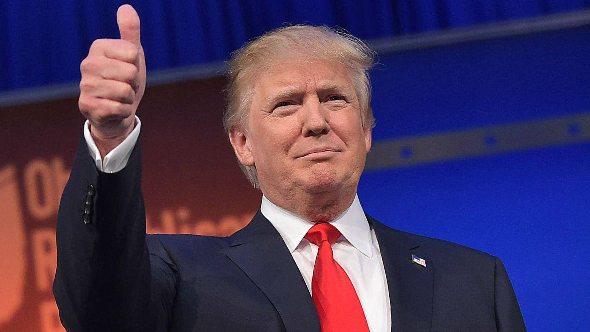 Donald Trump Smiler Tommelfingeren Op Wallpaper