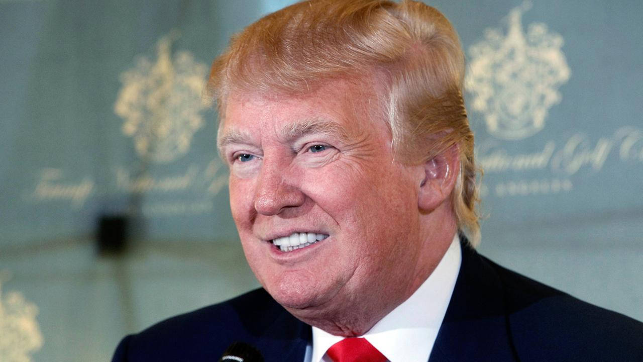 Donald Trump Con Un Sorriso Gentile Sfondo