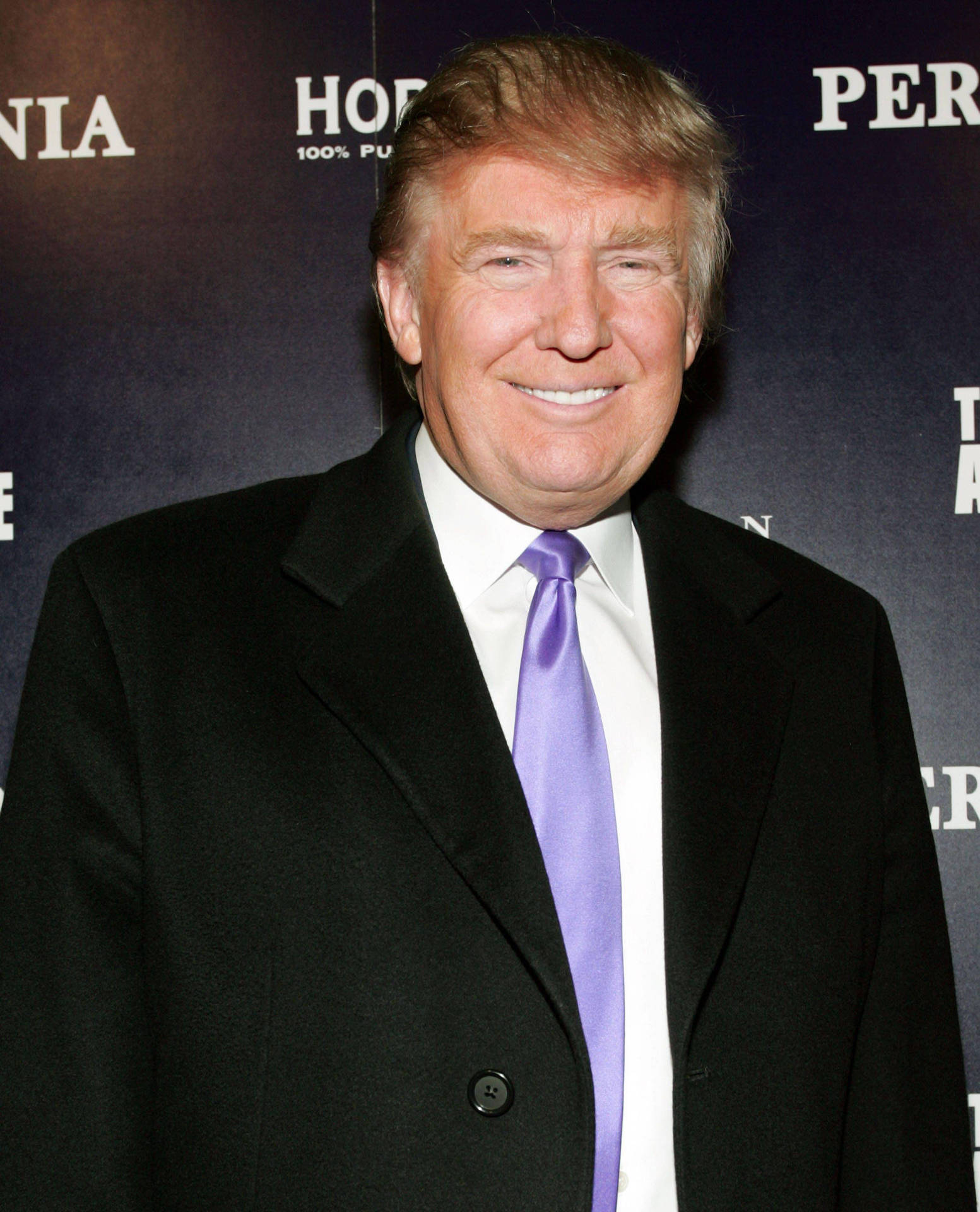 Donald Trump Con Cravatta Pervinca Sfondo