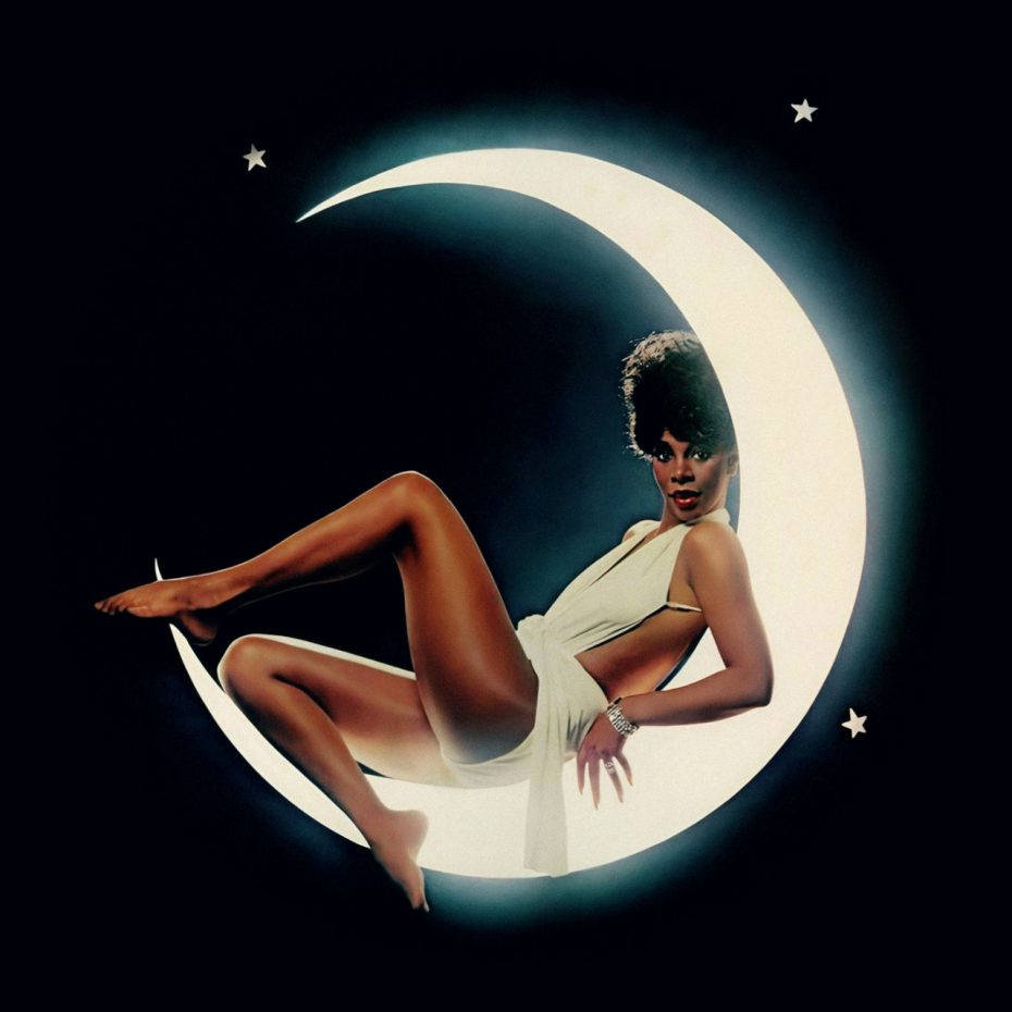 Donnasummer Posiert Vor Einem Mondigen, Sternenhellen Nachthimmel. Wallpaper