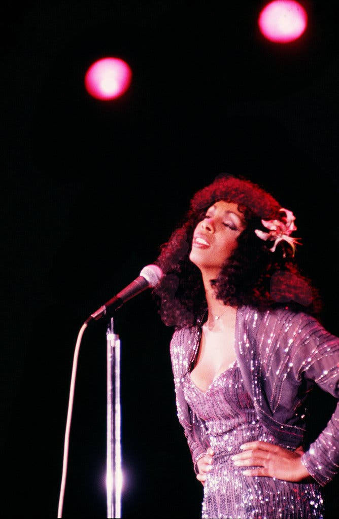 Donna Summer Singing 1979 Purple Outfit Wallpaper
