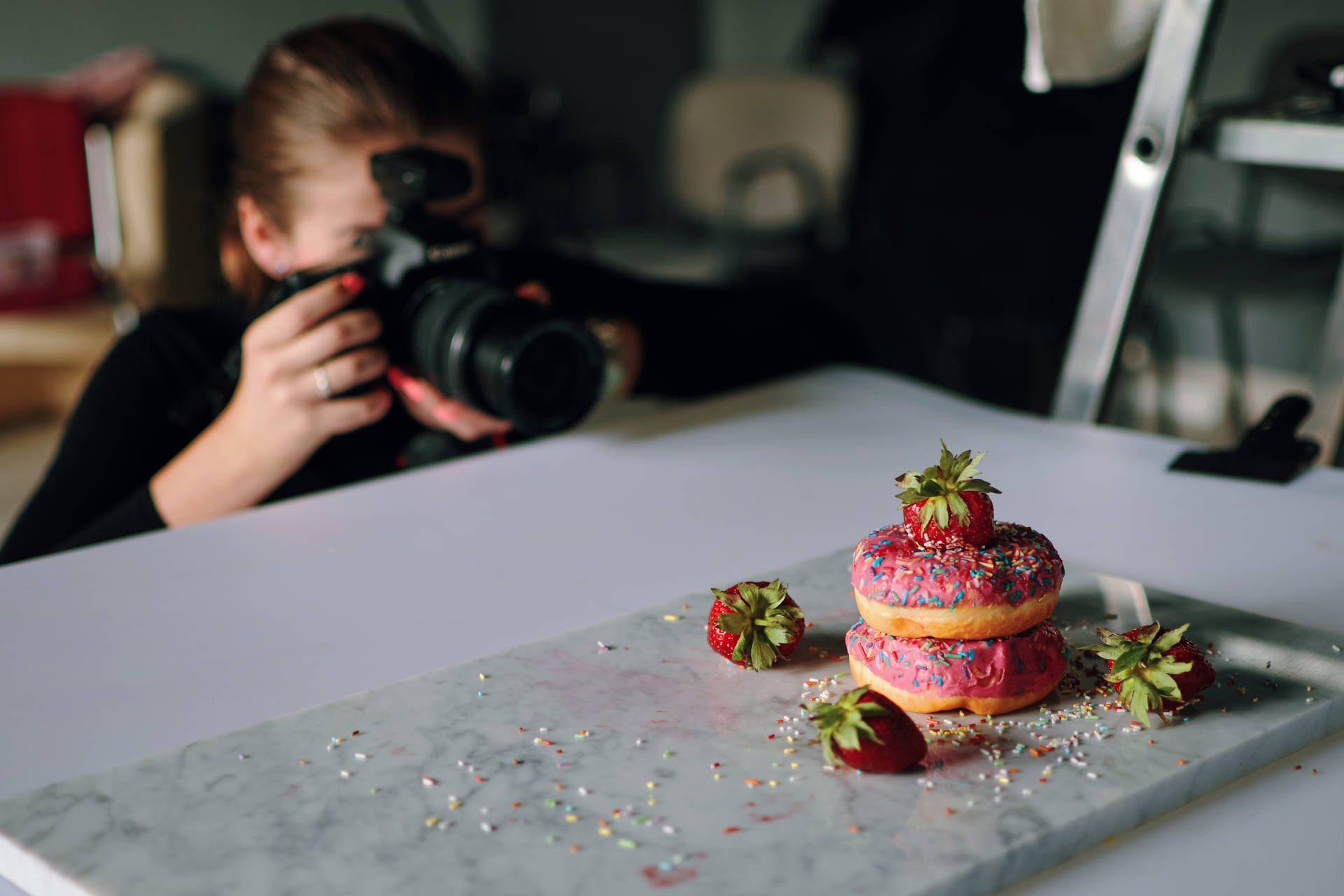 Caption: Engaging Visual Pop: Donuts Captured in Studio Wallpaper