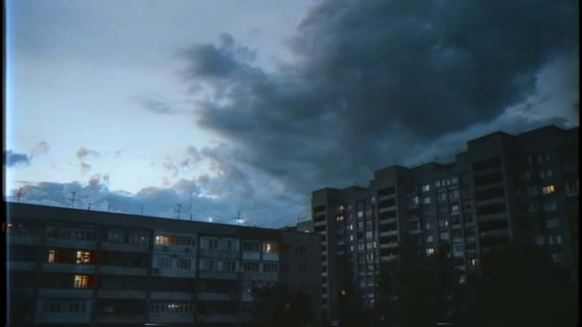 Uncielo Oscuro Sobre Una Ciudad Con Edificios Fondo de pantalla