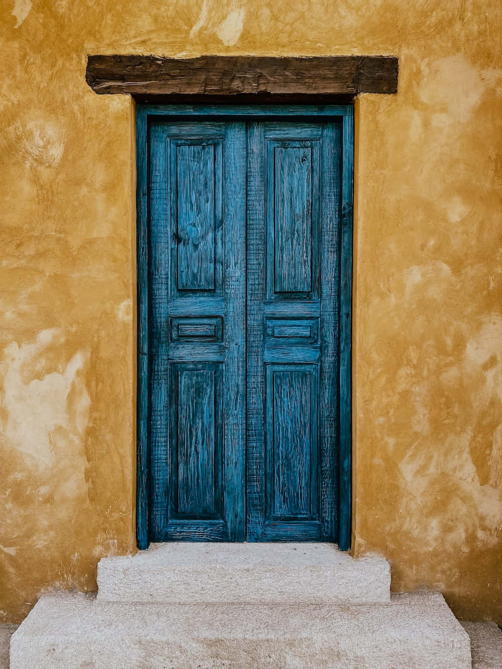 Enblå Dörr På En Gul Byggnad