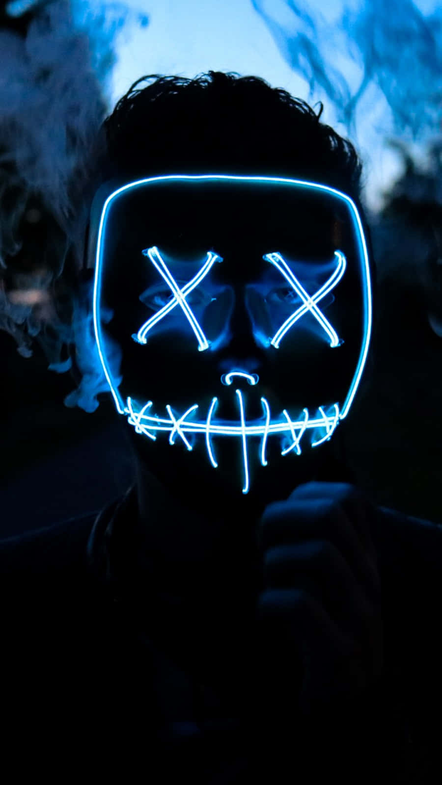 Coolehandy-hintergrundbeleuchtung Mit Blauem Leuchtenden Neon-maskenmotiv Wallpaper