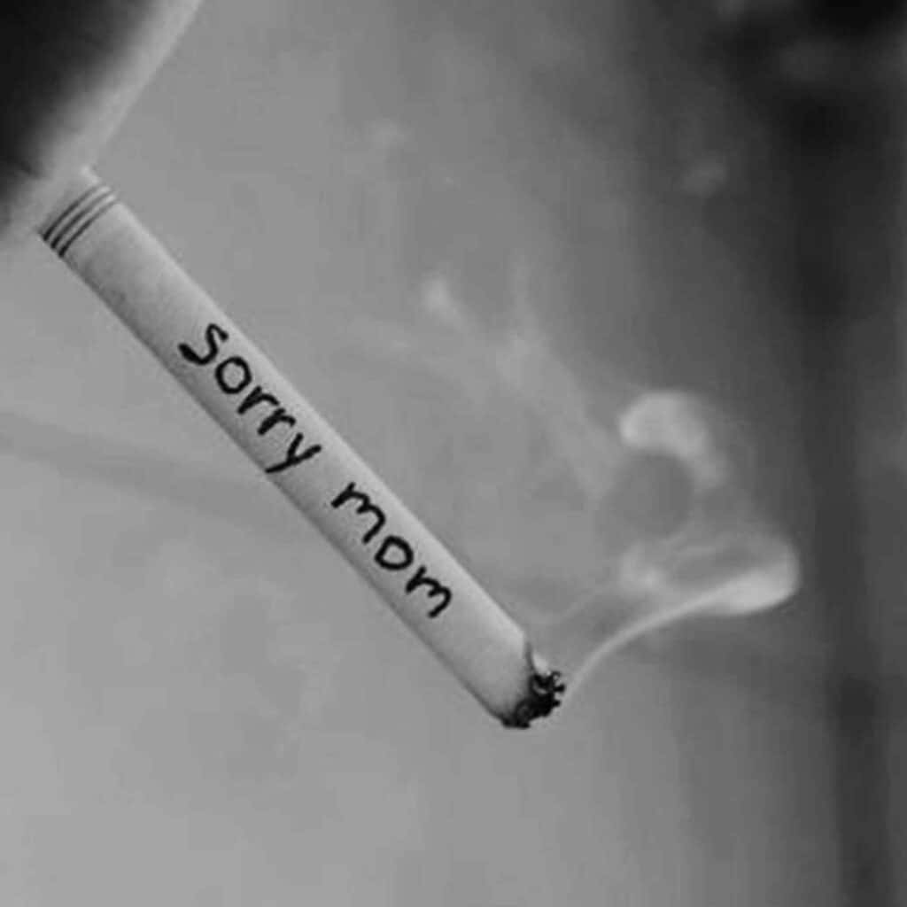 En cigaret med ordet undskyld skrevet på den