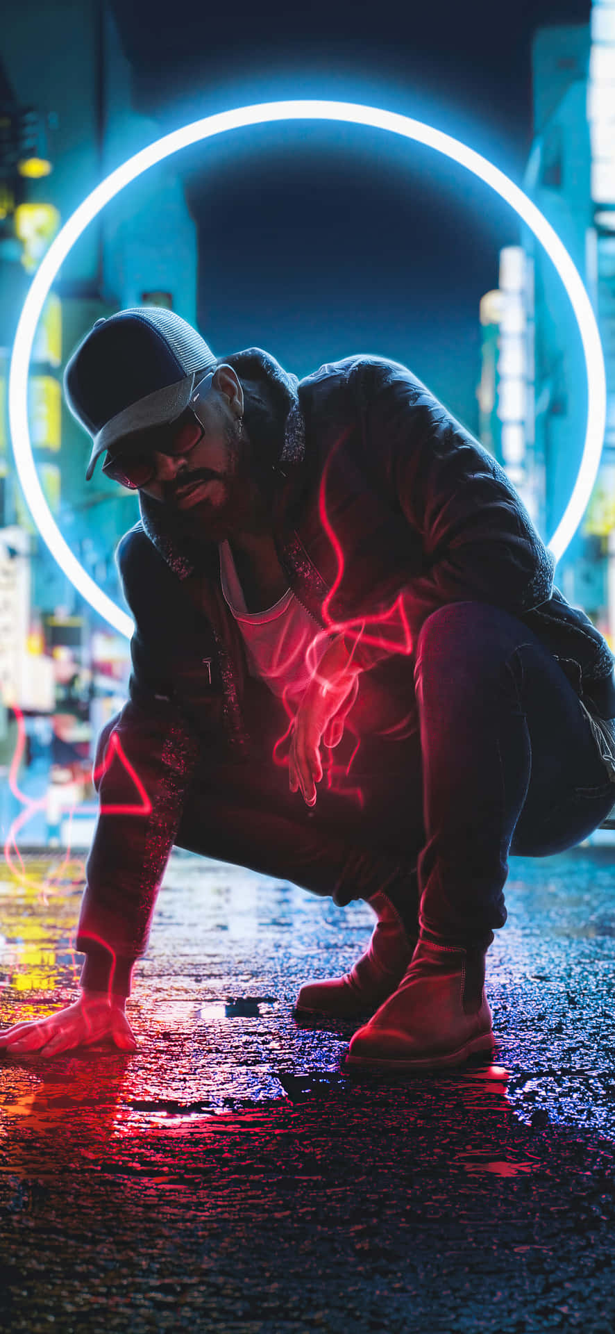 En mand knæler på gaden med et neon lys skilt i baggrunden. Wallpaper