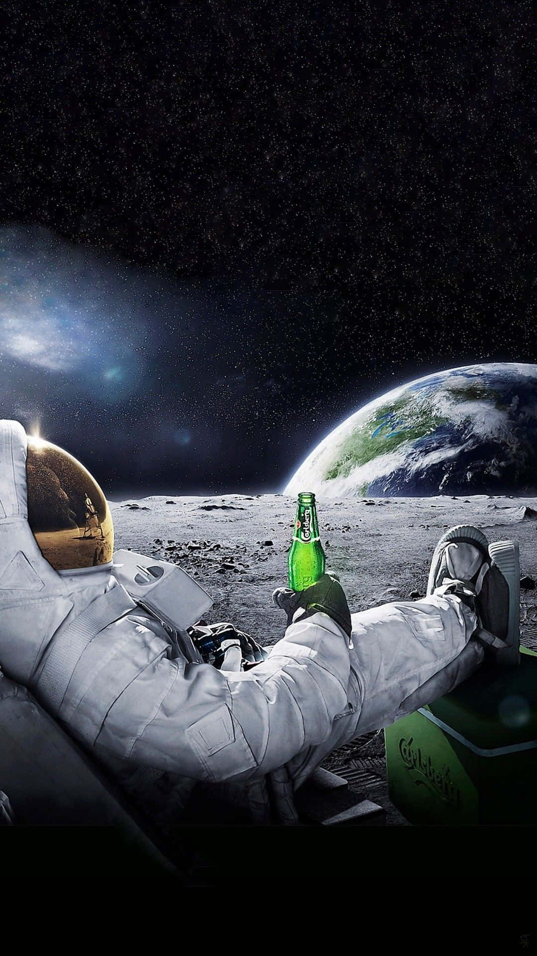 Einmann Im Weltraum Mit Einer Bierflasche Wallpaper