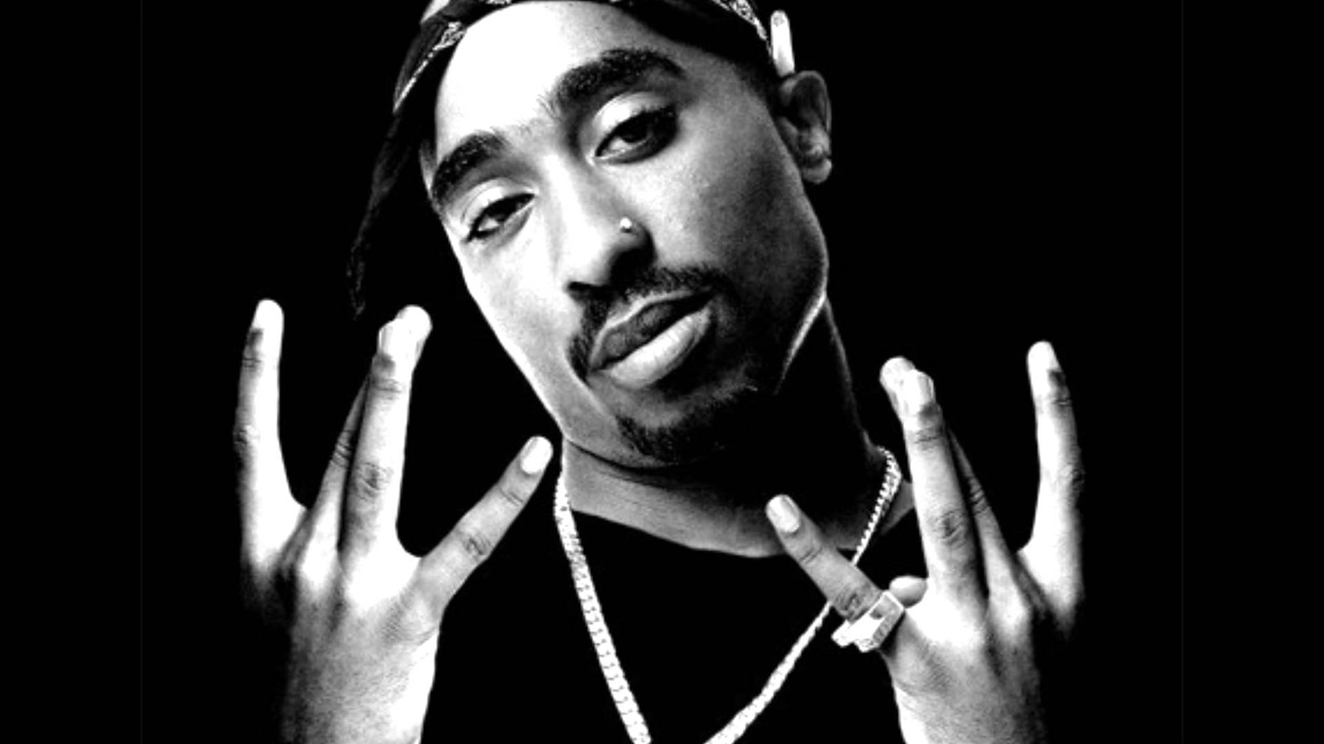 Ein'cooles' Porträt Des Rappers Tupac Shakur Wallpaper