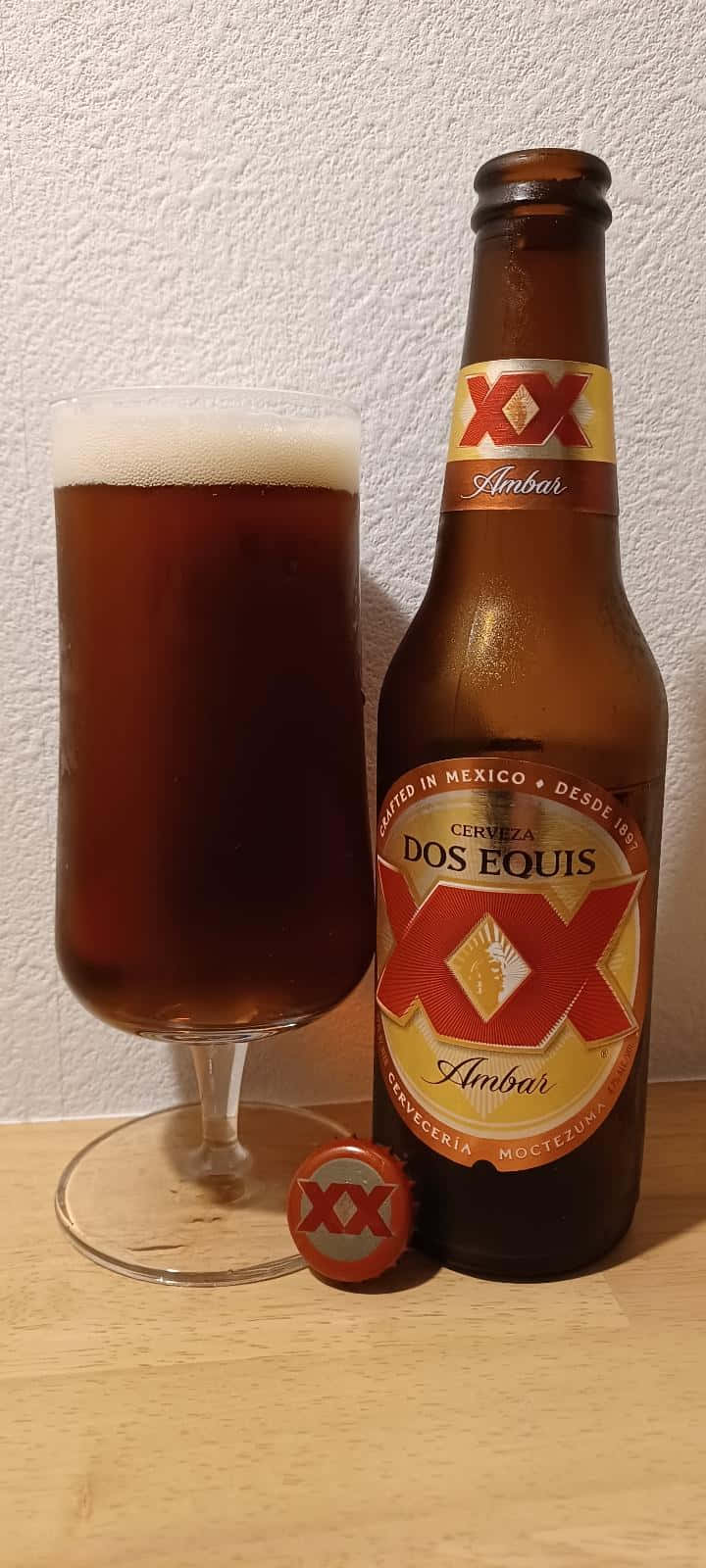 Dos Equis Ambar Bierfles En Glas Achtergrond