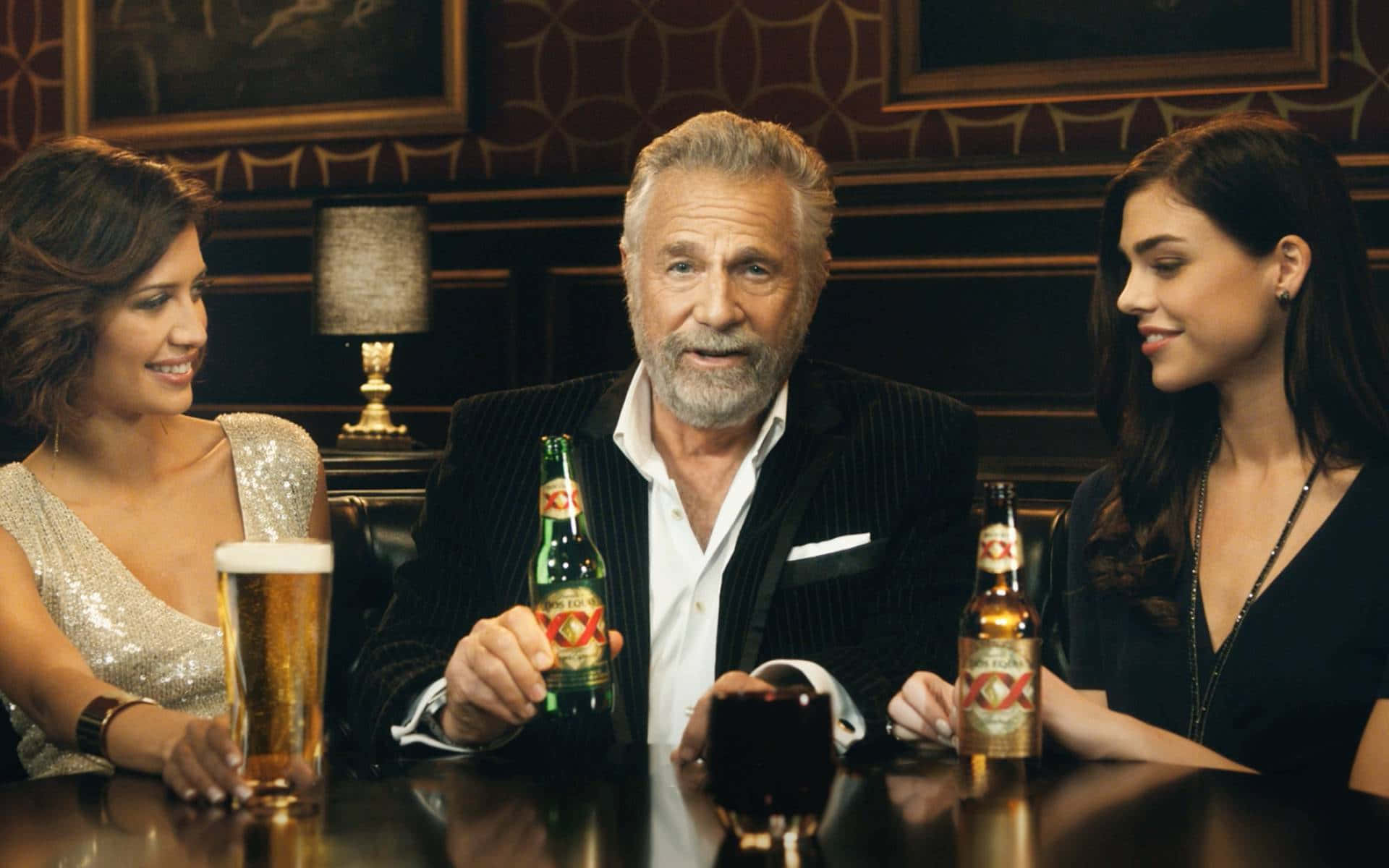 Dos Equis Bieradvertentie Met Acteur En Modellen Achtergrond