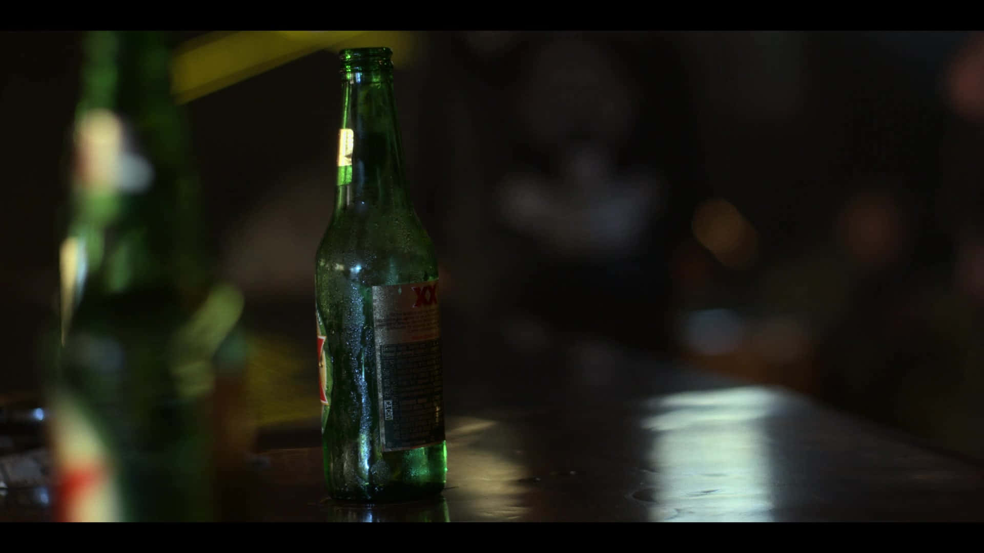 Bouteille De Bière Dos Equis Sur Le Comptoir Du Bar Fond d'écran