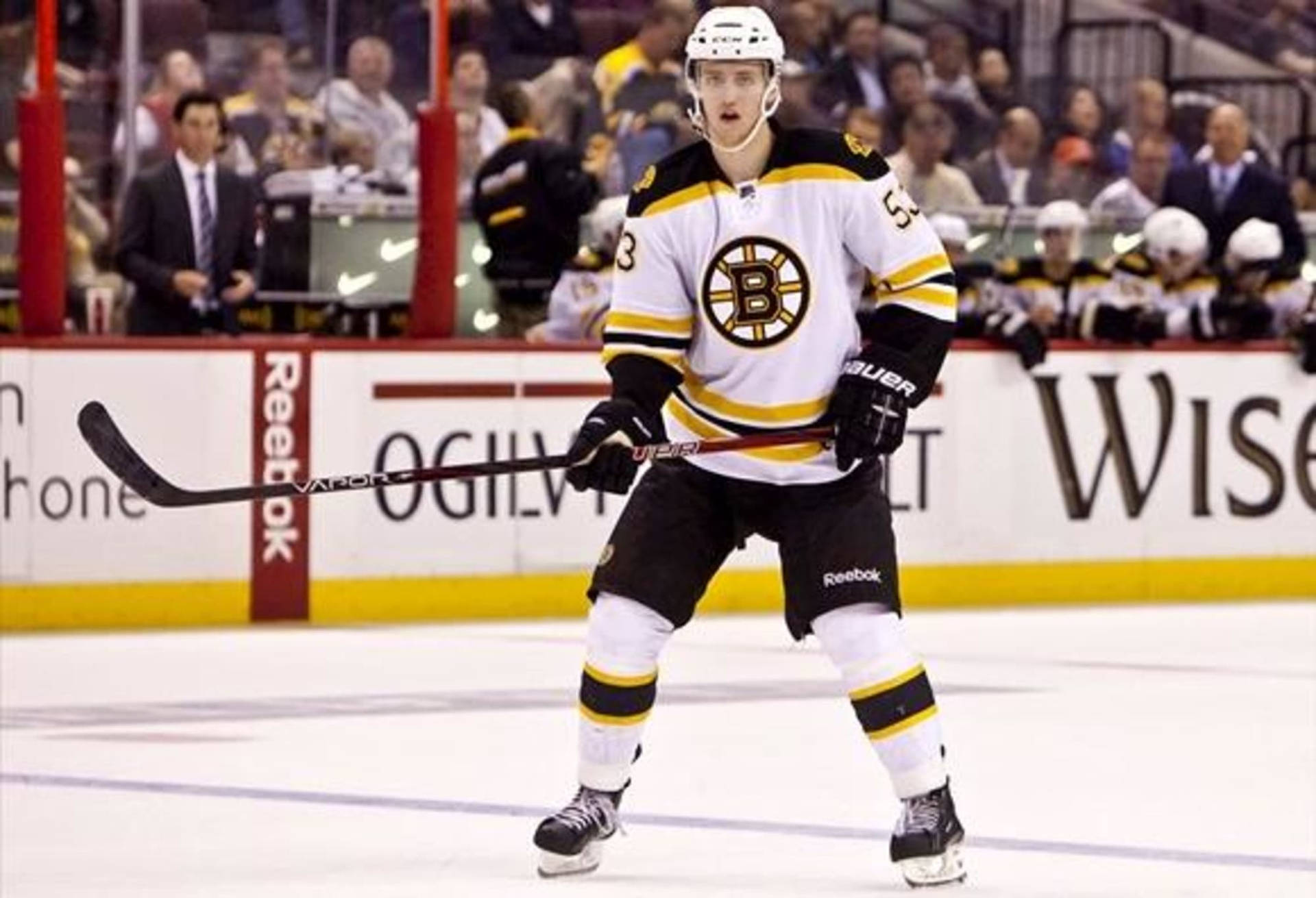 Dougiehamilton De Los Boston Bruins Contra Los Pittsburgh Penguins Fondo de pantalla