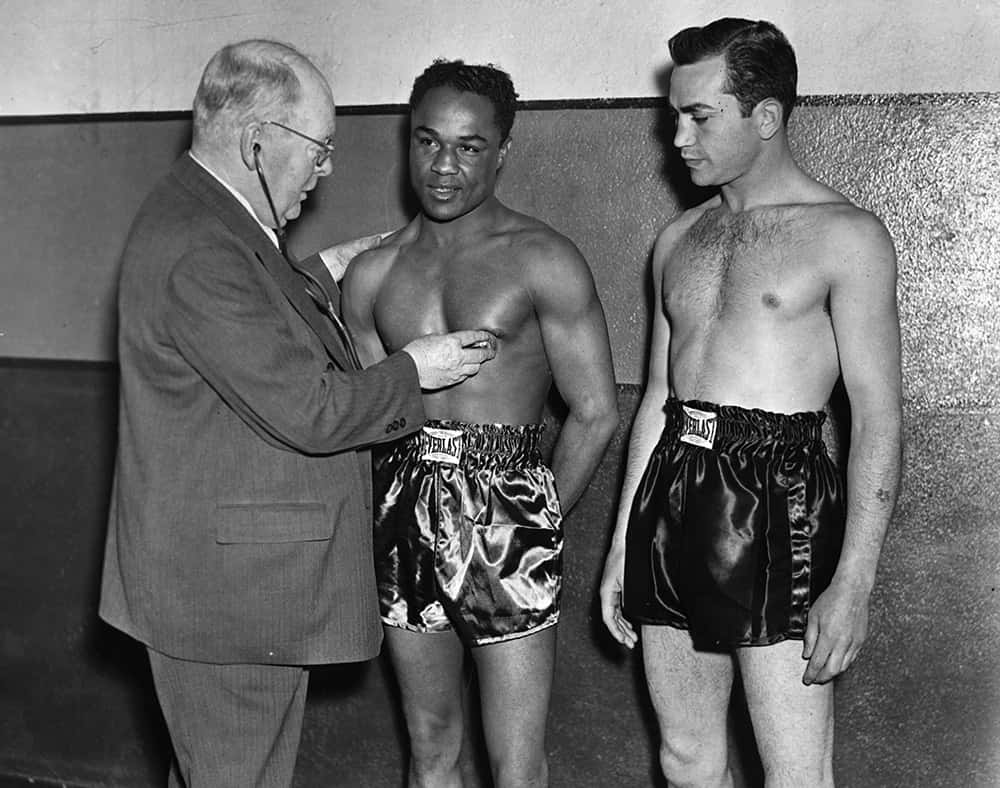 Treuomini In Pantaloncini Da Boxe In Piedi L'uno Accanto All'altro Sfondo