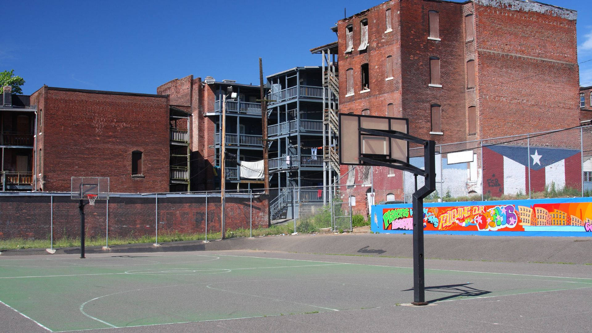 Canchade Baloncesto En El Centro De La Ciudad Con Grafitis. Fondo de pantalla