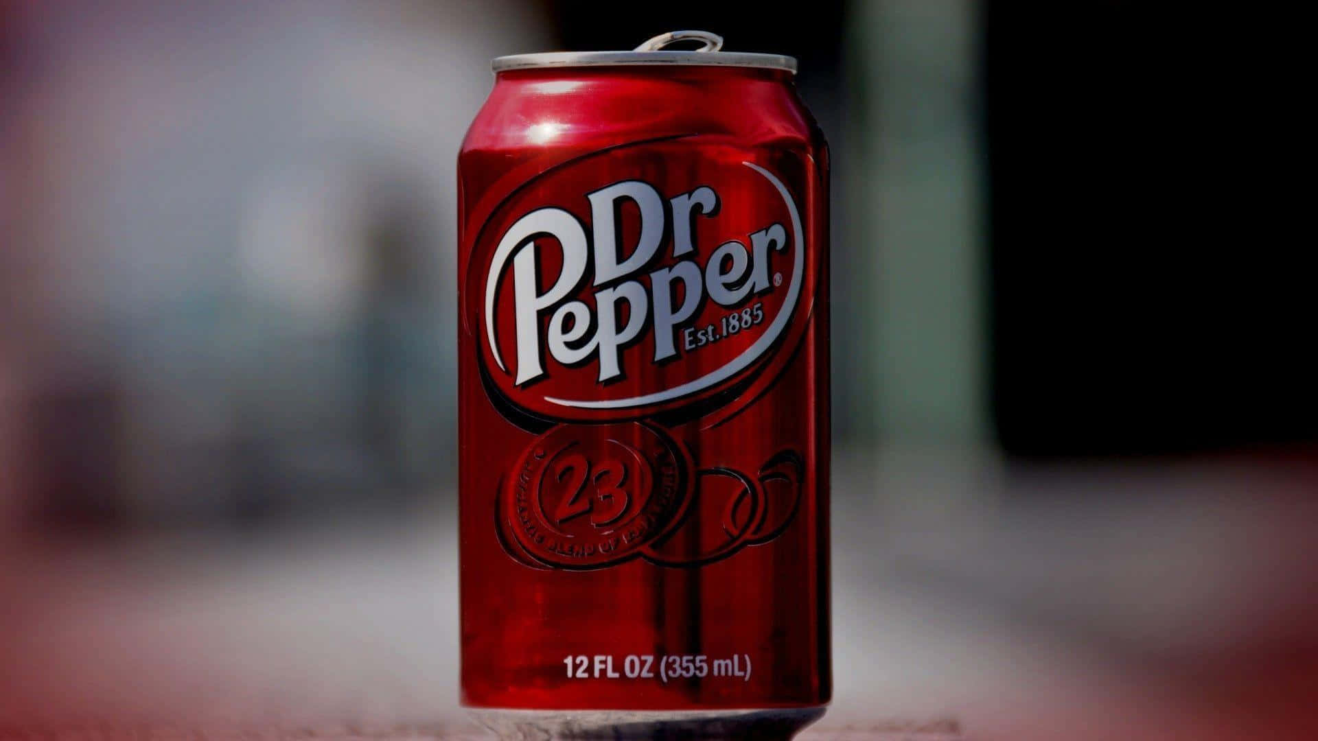 Dr Pepper's cola dåse på fortovet Wallpaper