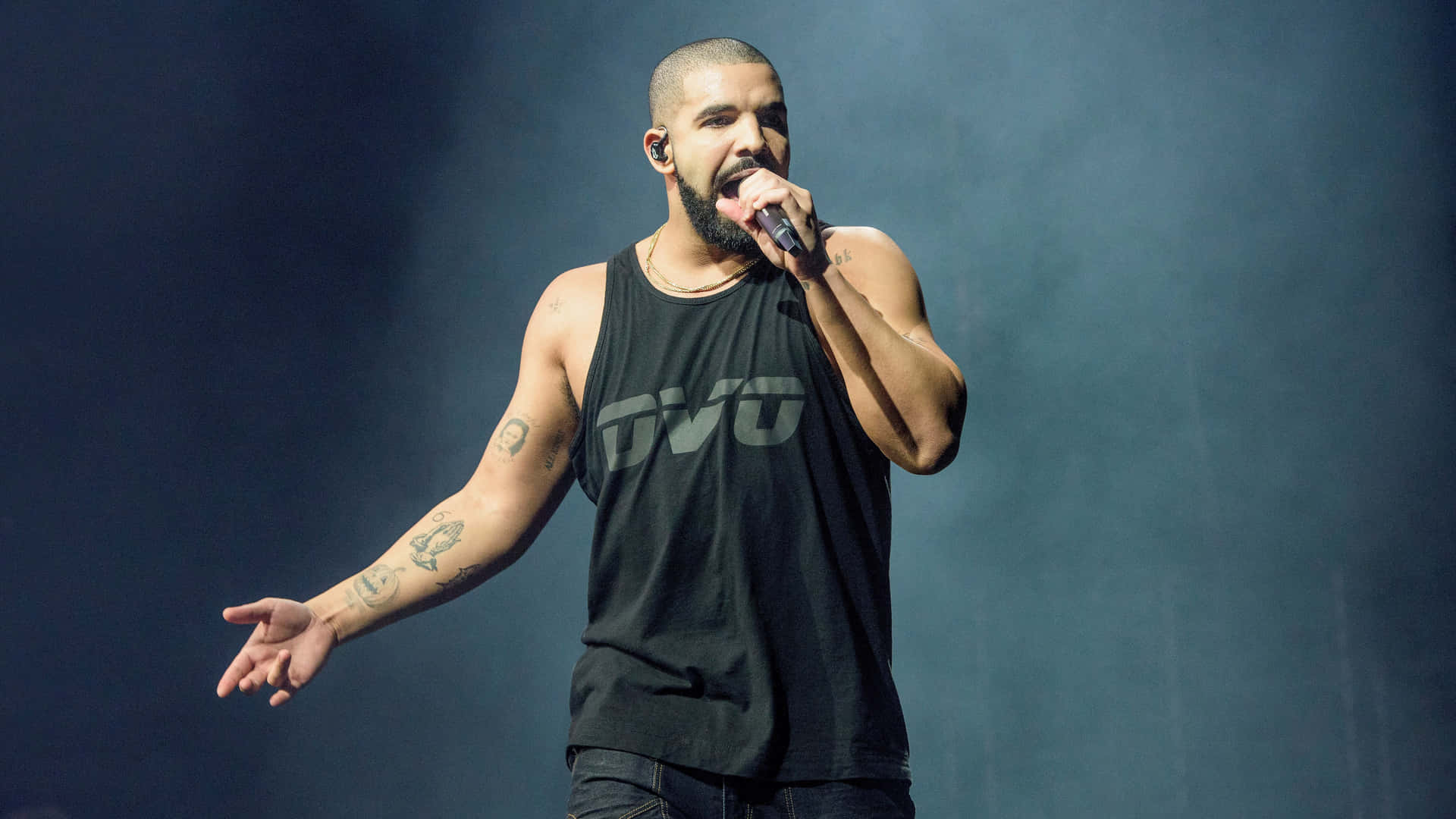 Drake optræder på scenen ved et koncert Wallpaper