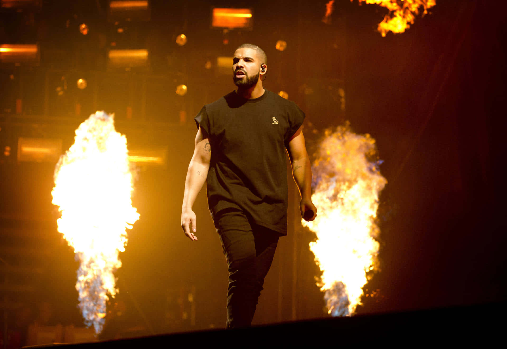 Drake går på scenen med ild bag sig. Wallpaper