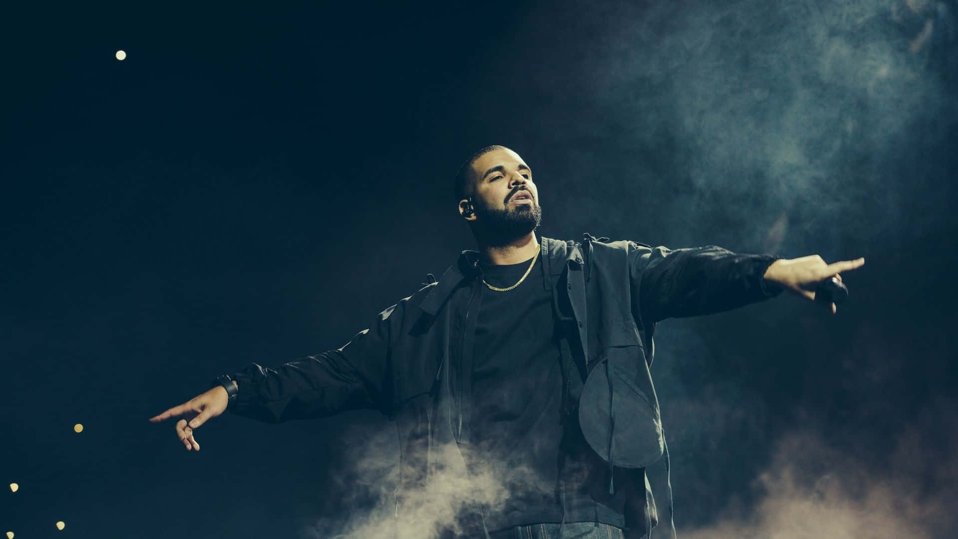 Drake står på scenen med armene udstrakte Wallpaper