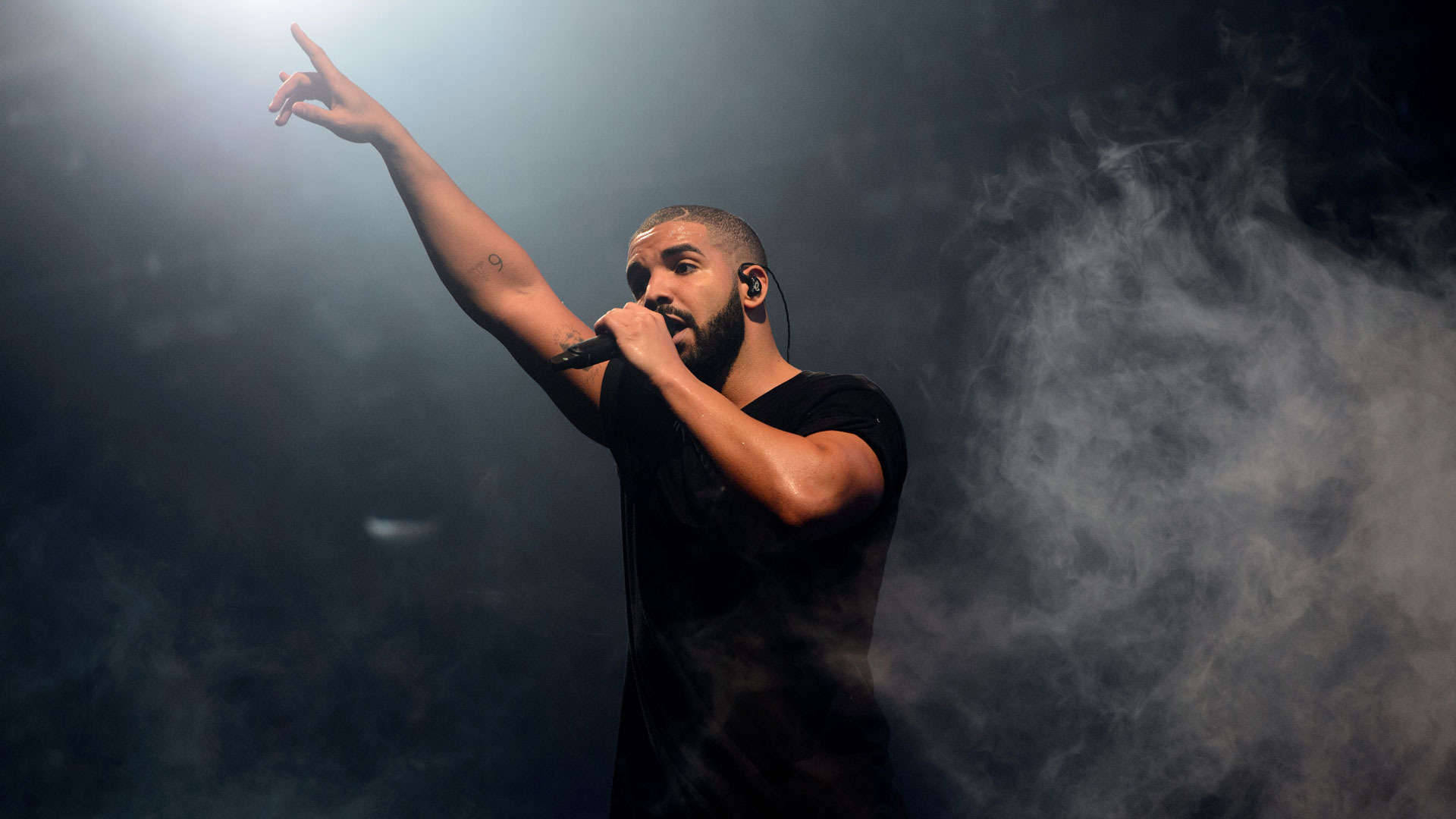 Drake Ovo Takes The Stage In An Energetic Performance Wallpaper
