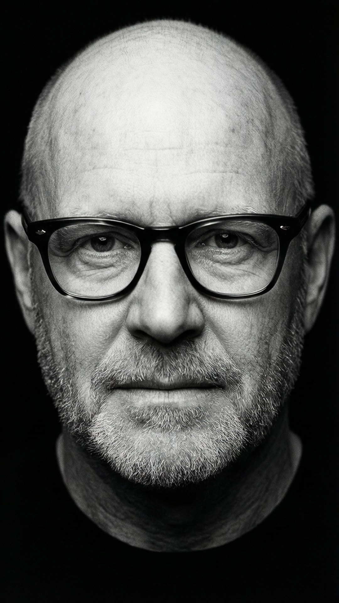 Högkontrast svartvit närbild av Ken Bruce.