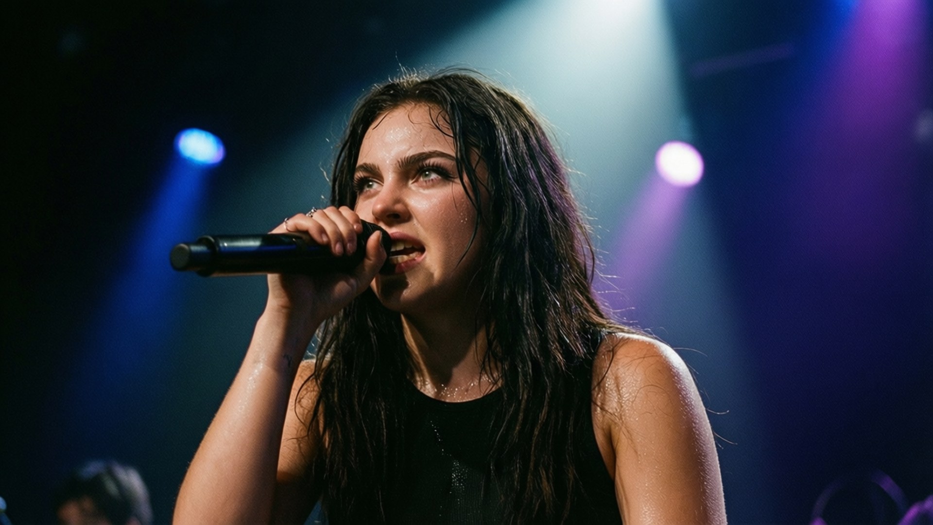 Lorde på scenen i dramatisk belysning, intens optræden.