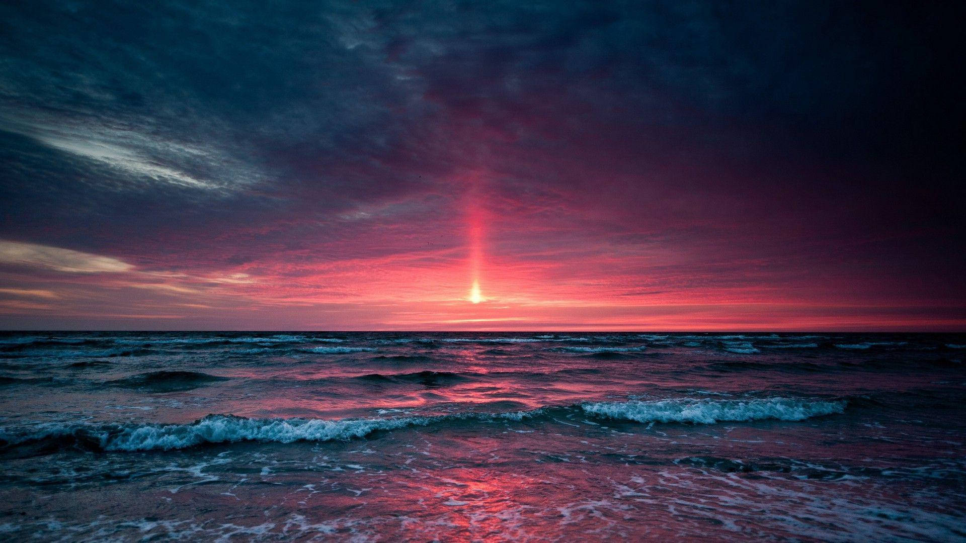 Dramatisk Solnedgang Havscene Tapet: Nyt et dramatisk solnedgangs havscene tapet og bring en drømmende stemning til din computer eller mobil. Wallpaper