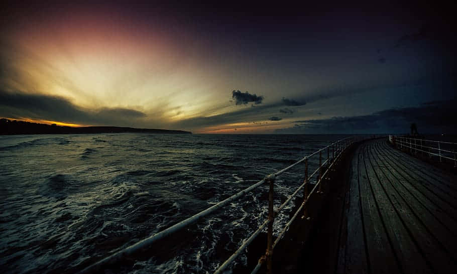 Dramatische Zonsondergang Boven Pier Waterfront Achtergrond