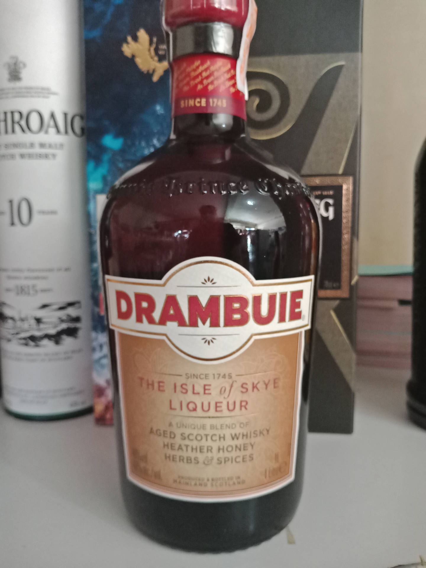 Ilpiacere In Un Bicchiere - Scotch Drambuie Servito Su Un Tavolo Rustico Sfondo