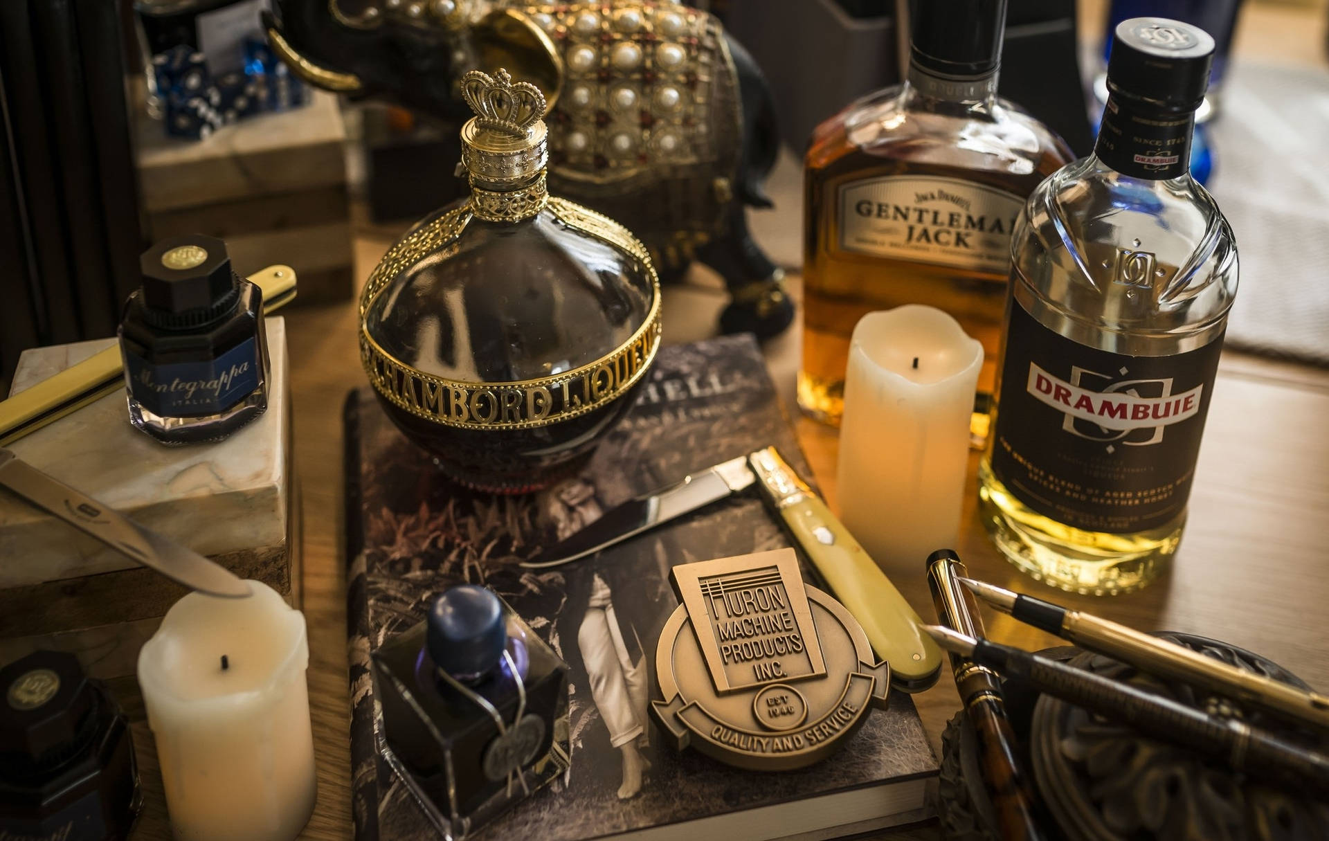 Drambuiewhisky Escocés Y Gentleman Jack Fondo de pantalla
