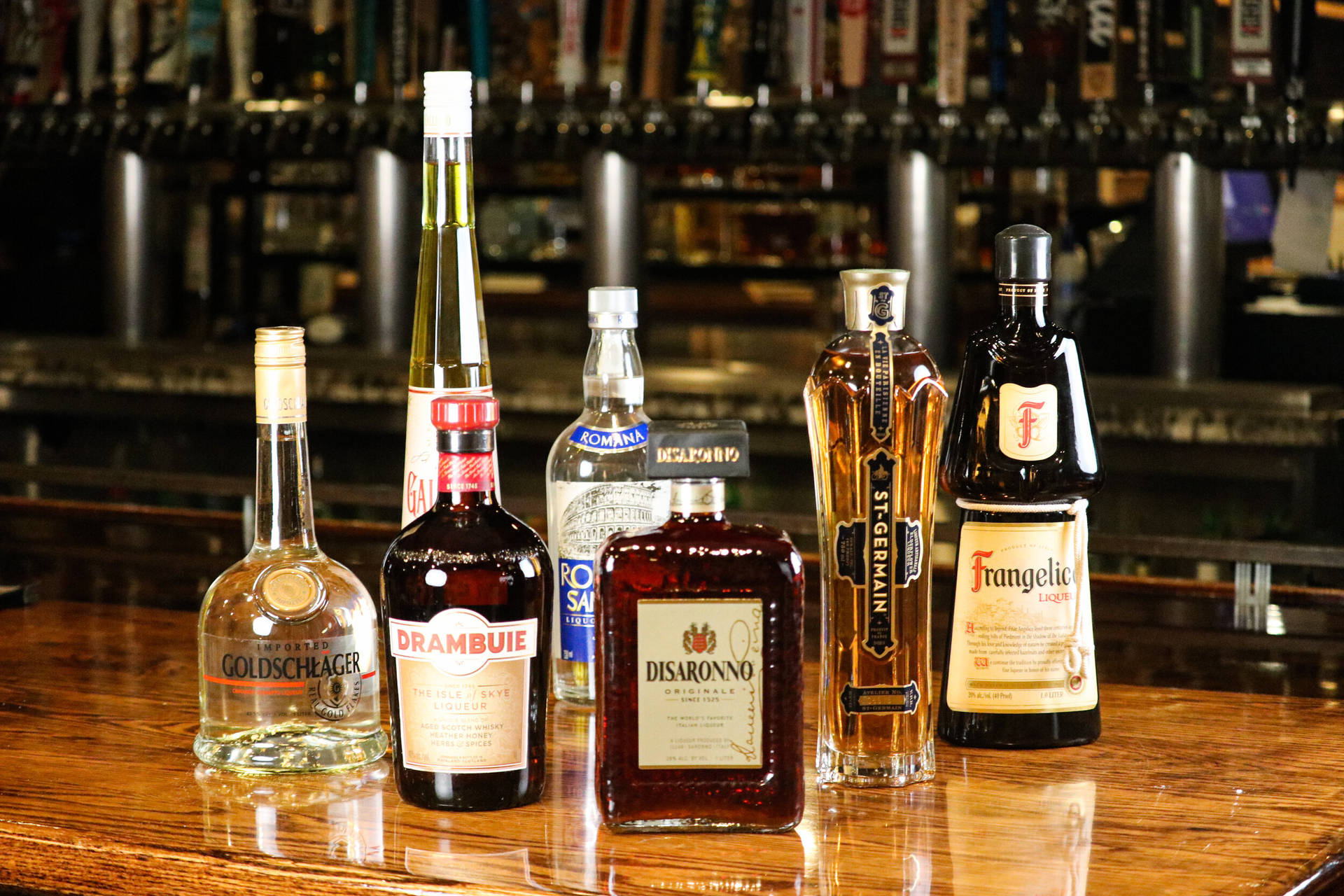 Drambuiecon Varias Bebidas En La Mesa Del Bar. Fondo de pantalla