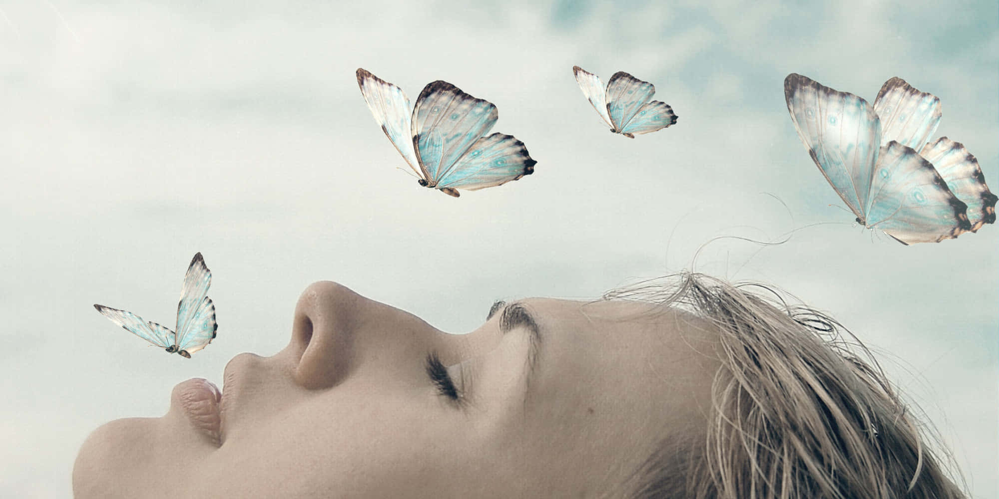 Einefrau Mit Schmetterlingen, Die Um Ihren Kopf Herumfliegen.