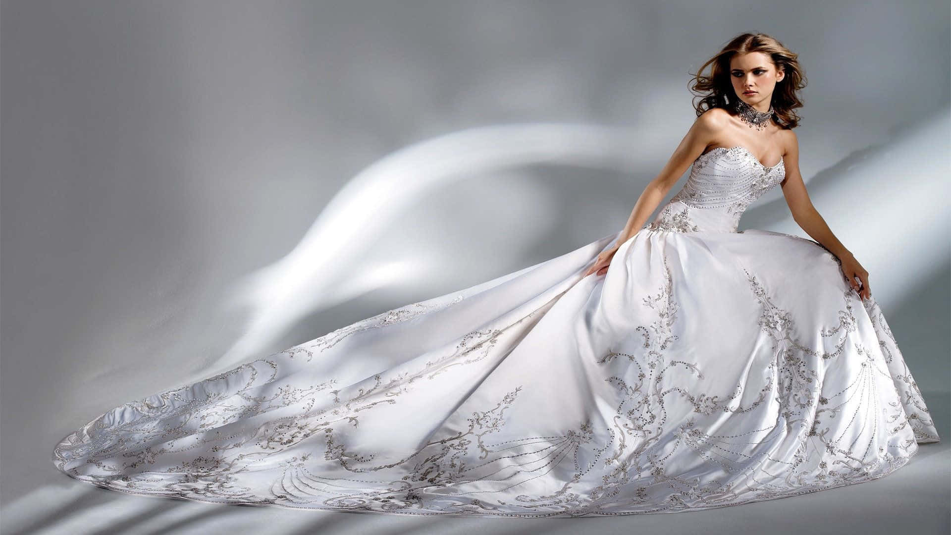 Einefrau In Einem Weißen Hochzeitskleid Posiert.