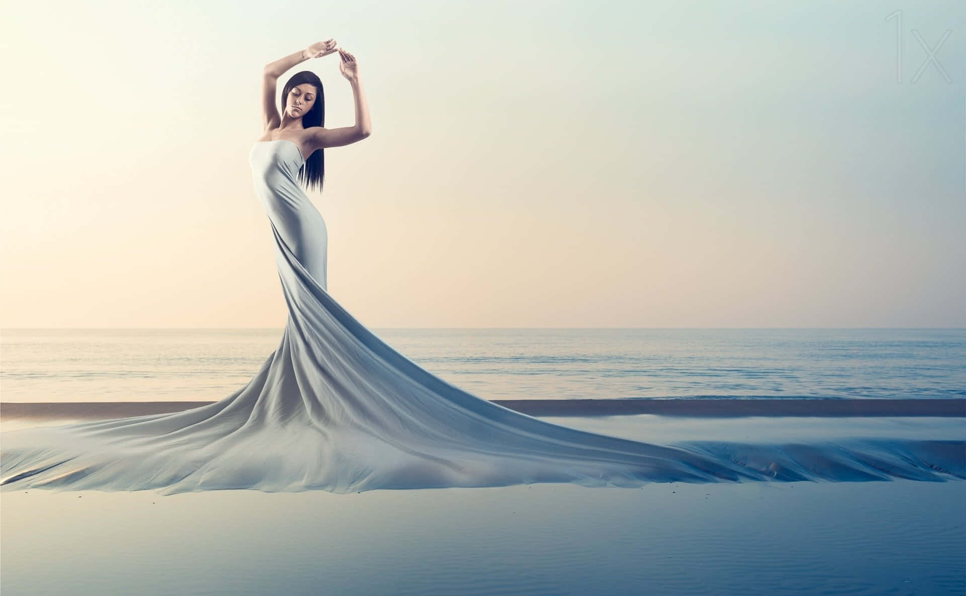 Einefrau Steht Am Strand Mit Einem Weißen Kleid.