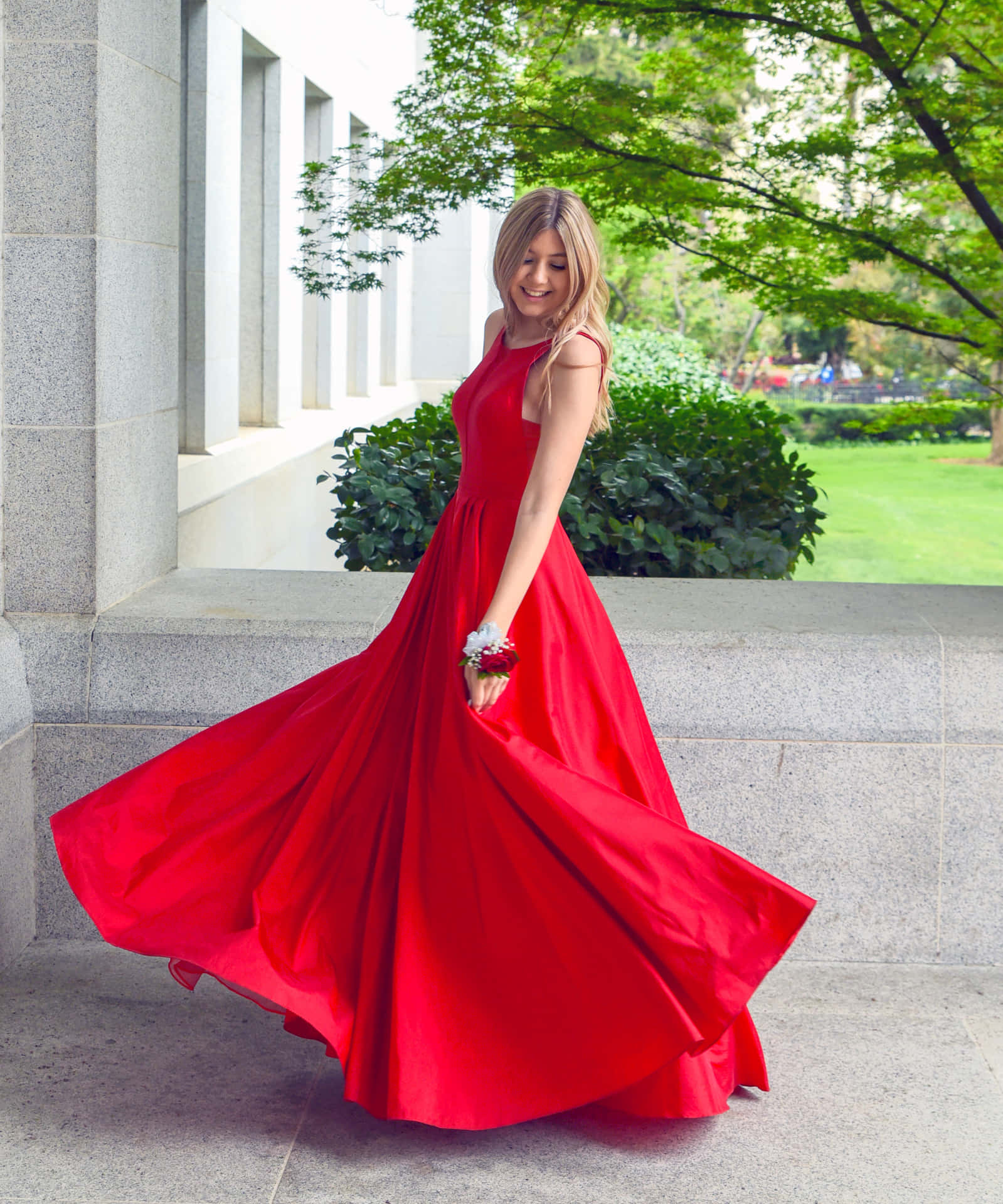 Einefrau In Einem Roten Kleid
