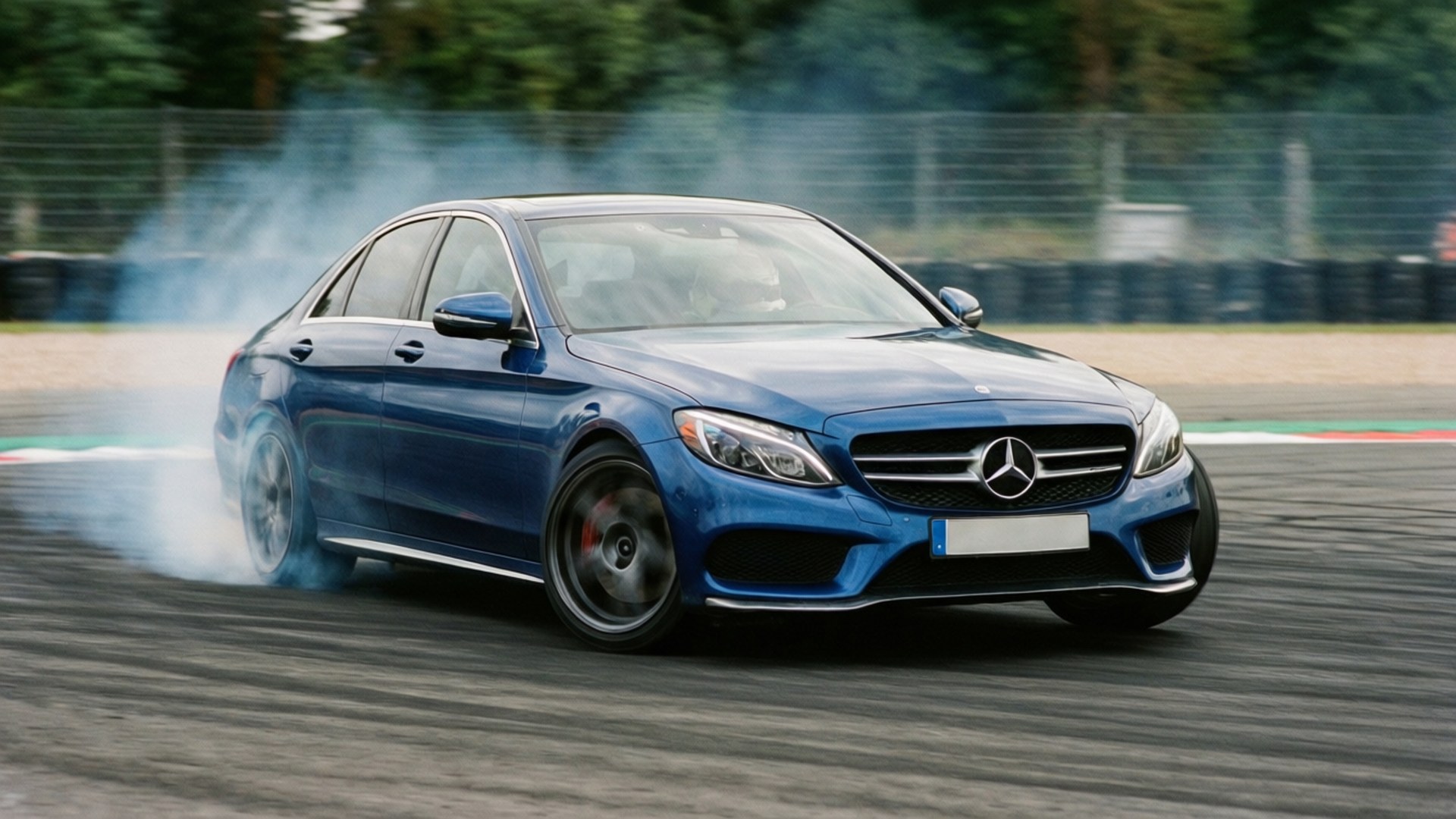 Driftbaan Achtergronden — Blauwe Mercedes C300 driftend op het racecircuit.