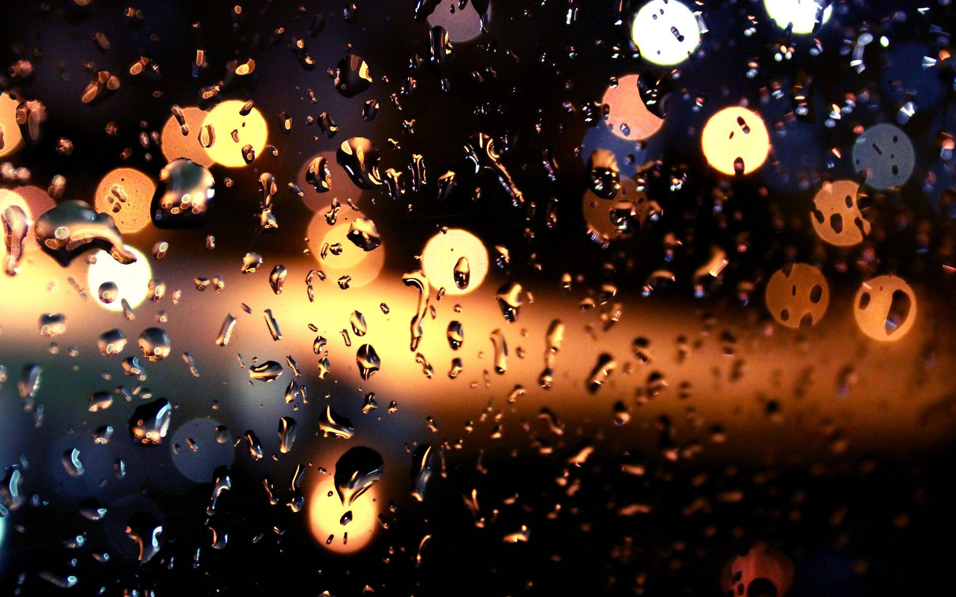 Gotasde Lluvia Cayendo En Un Panel De Vidrio Con Desenfoque Bokeh. Fondo de pantalla