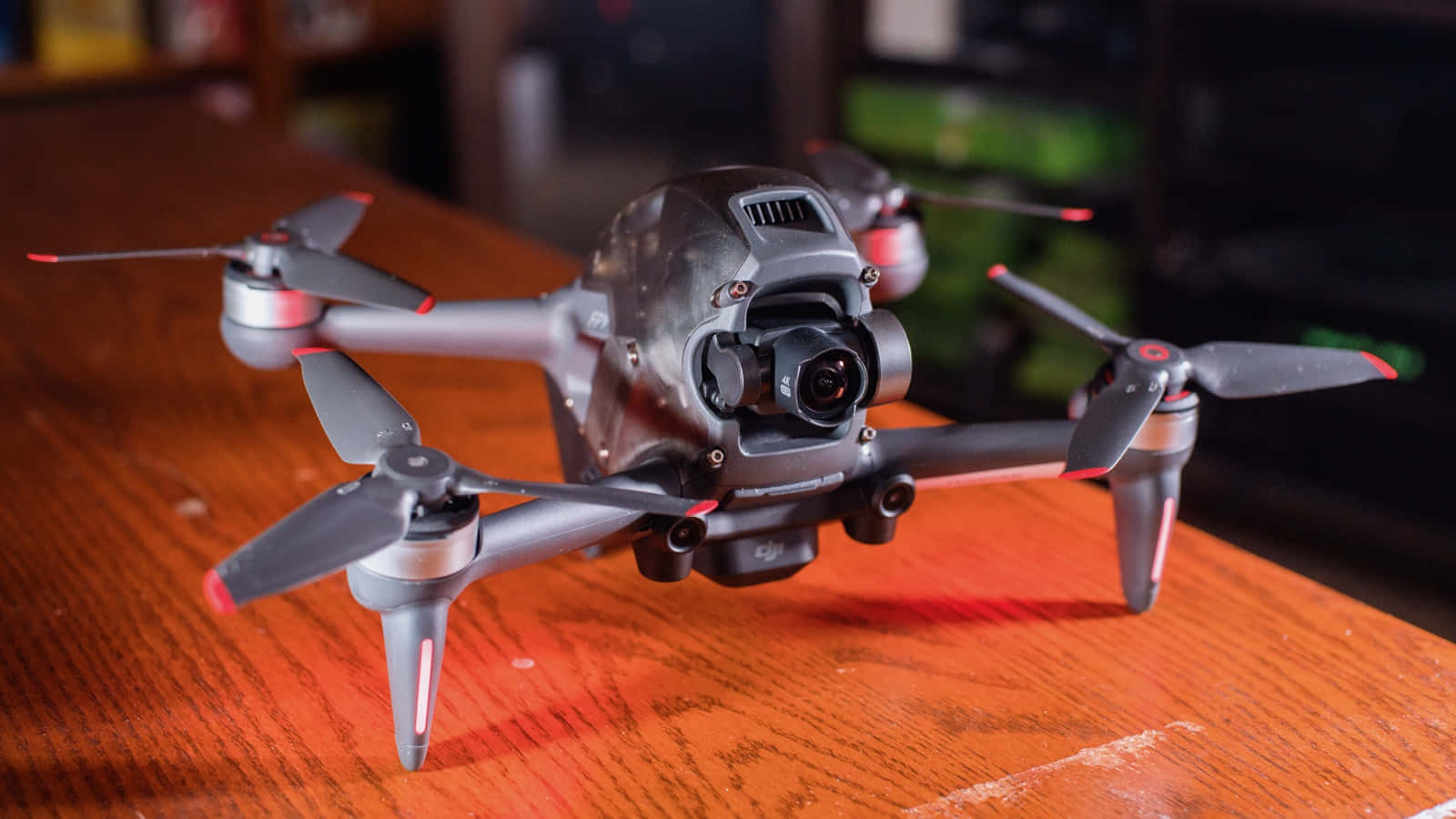 Unpiccolo Drone Seduto Su Un Tavolo Di Legno