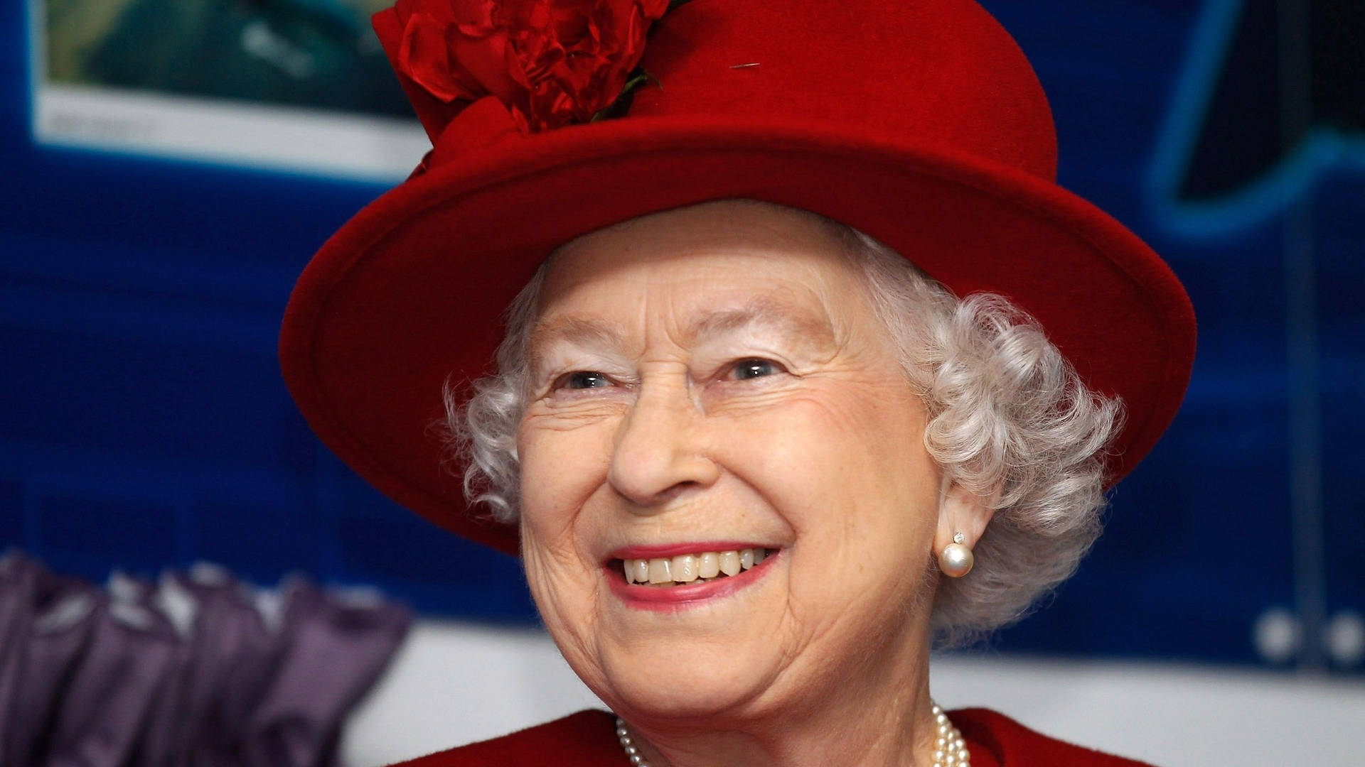 Dronning Elizabeth Iført Rød Hat Wallpaper