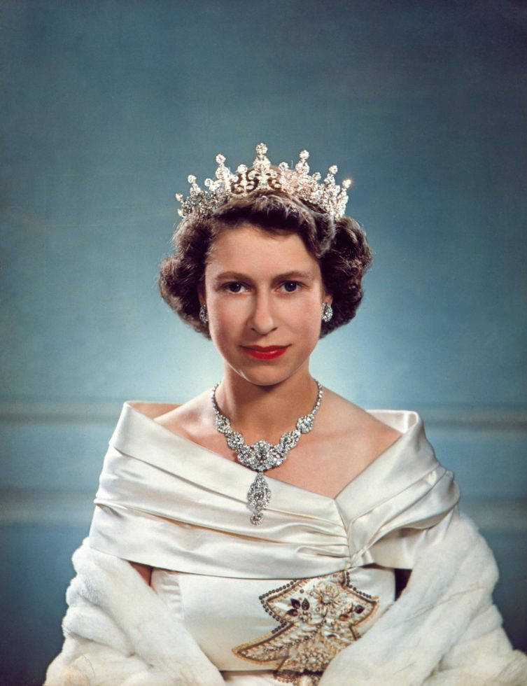 Dronning Elizabeth Iført Sin Krone Wallpaper