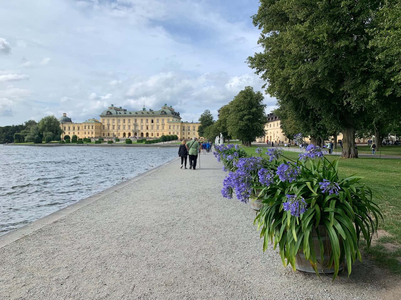 Stunning View of Drottningholm Palace at Dusk Wallpaper