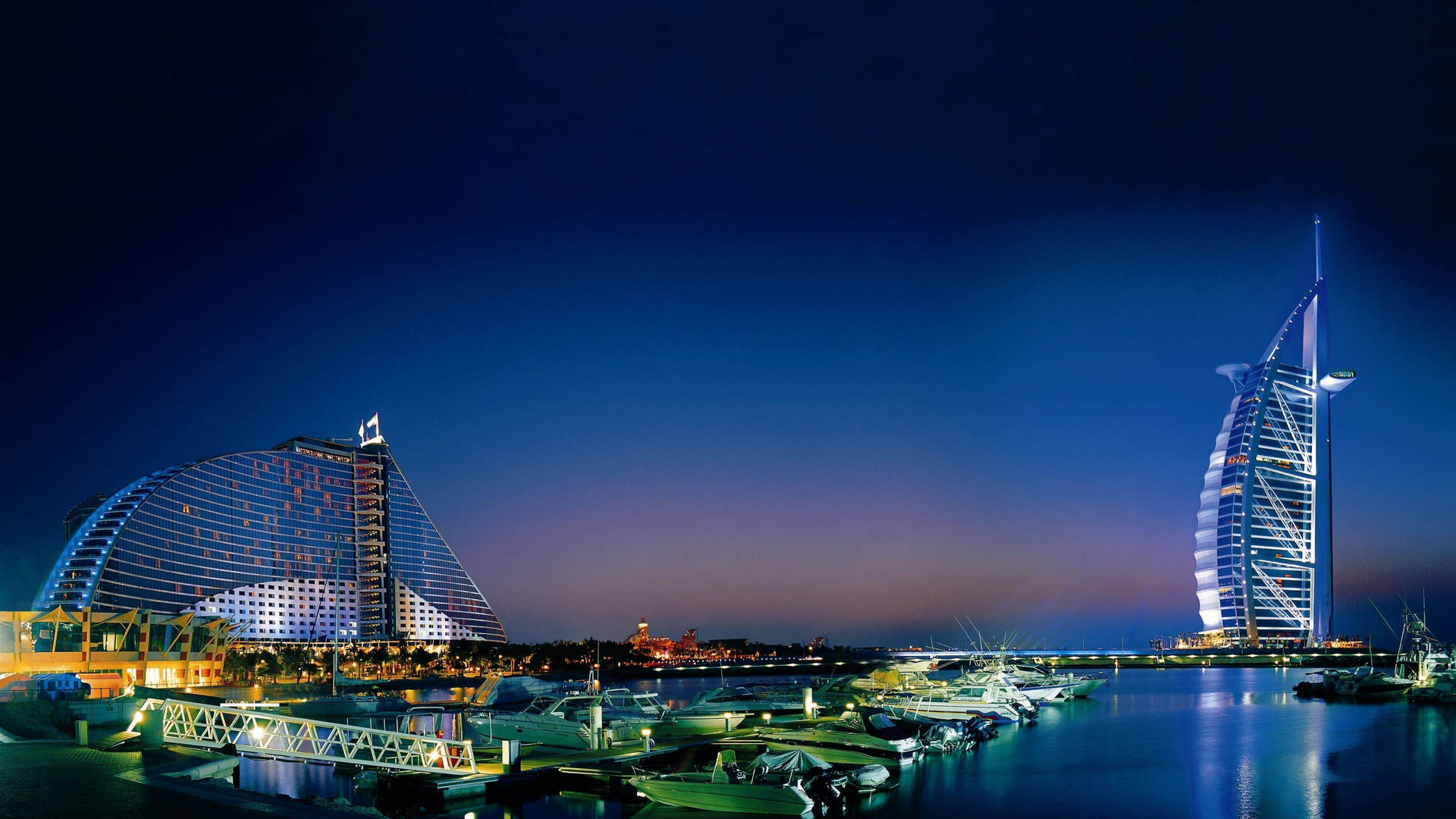 Dubai4k Infrastrutture Di Notte Sfondo