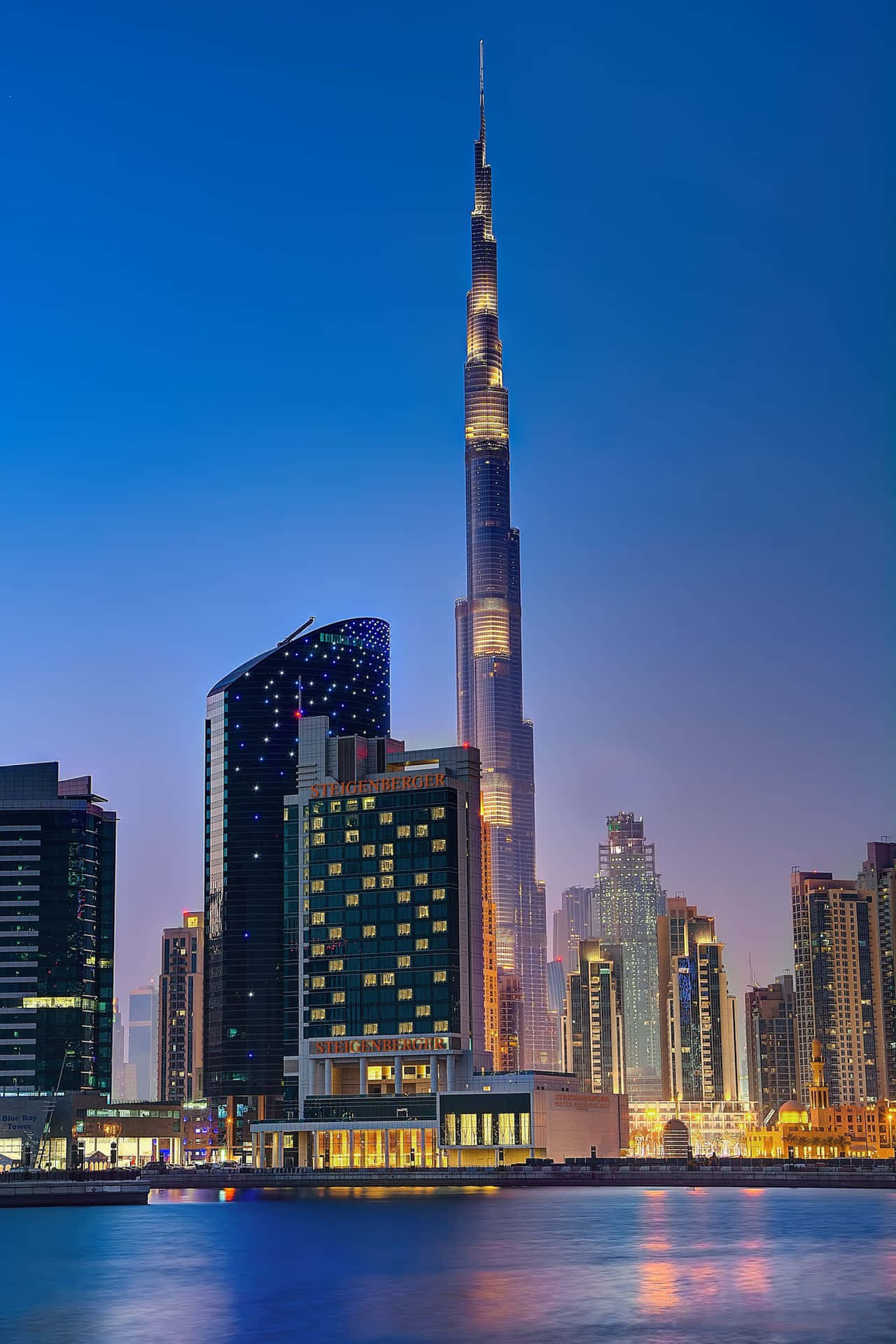 Atorre Burj Khalifa Pode Ser Vista A Partir Da Água.