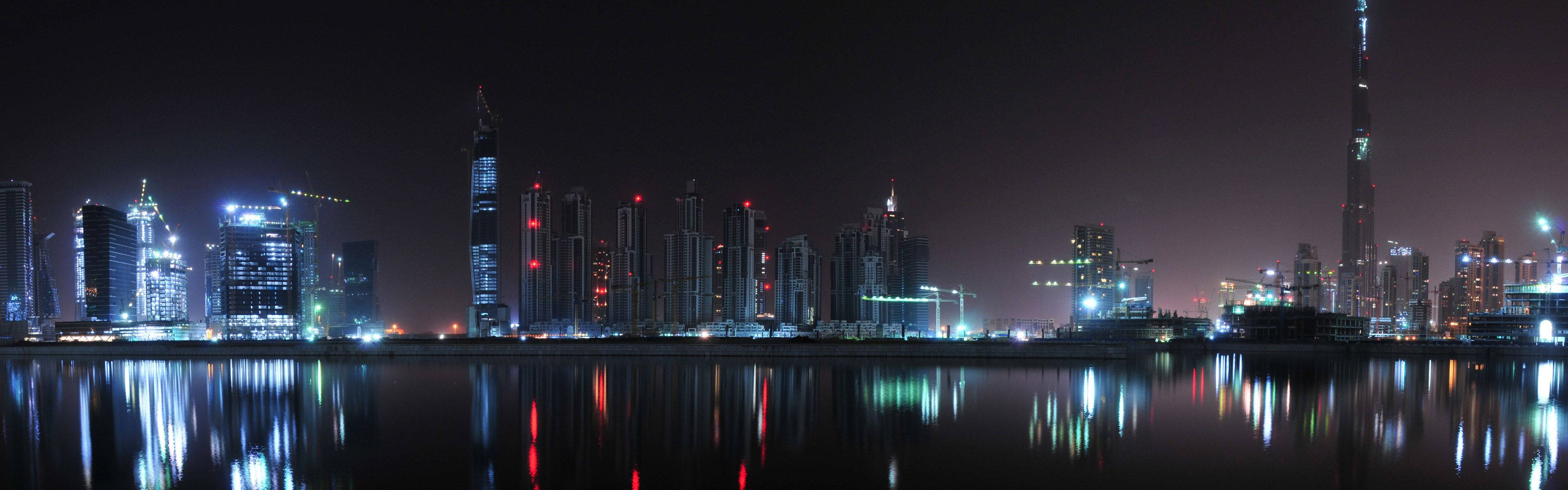 Dubai Skyline Om Natten til skærm Desktop Wallpaper Wallpaper