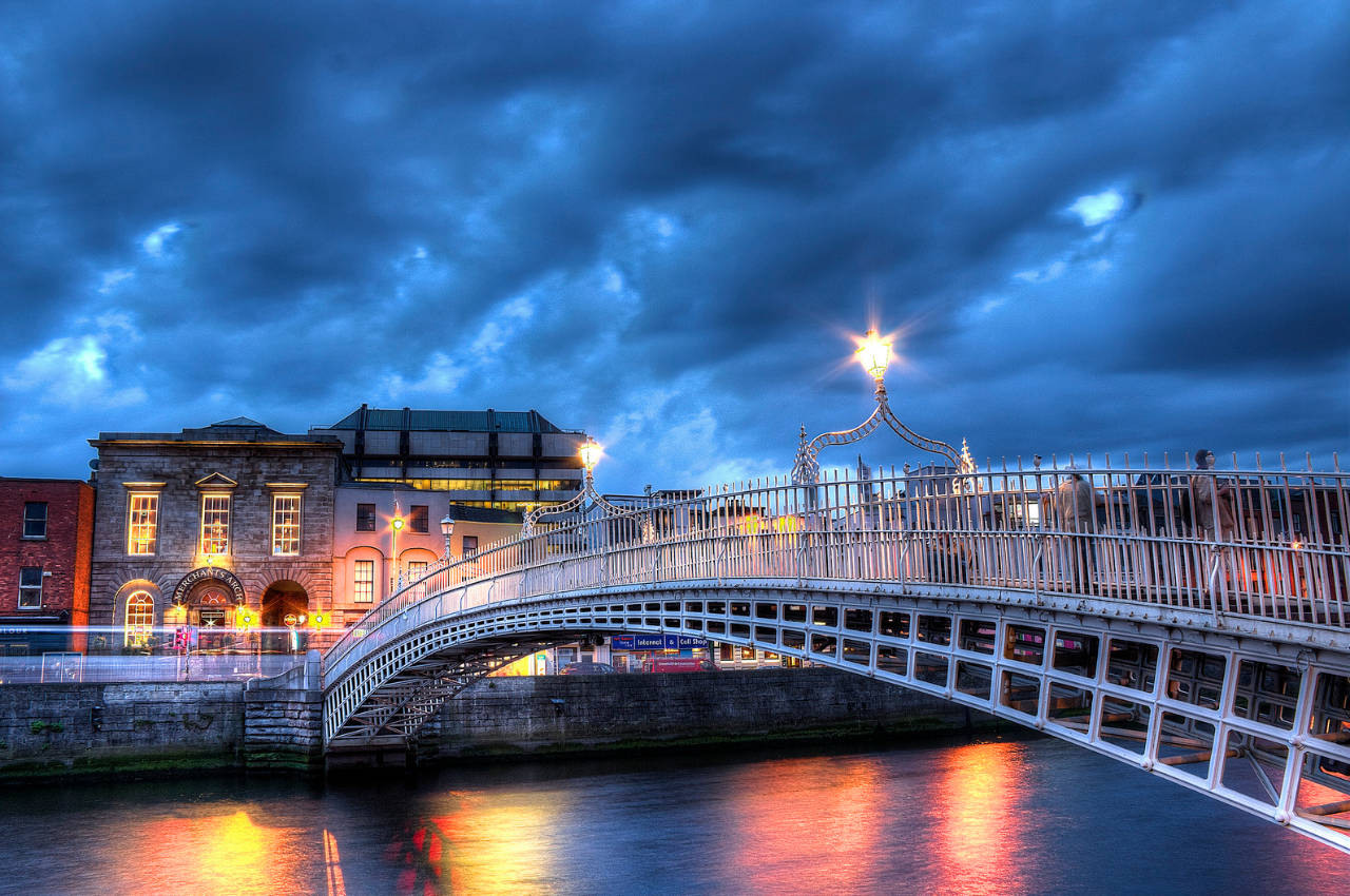 Dublin Hapenny Bridge At Night Wallpaper