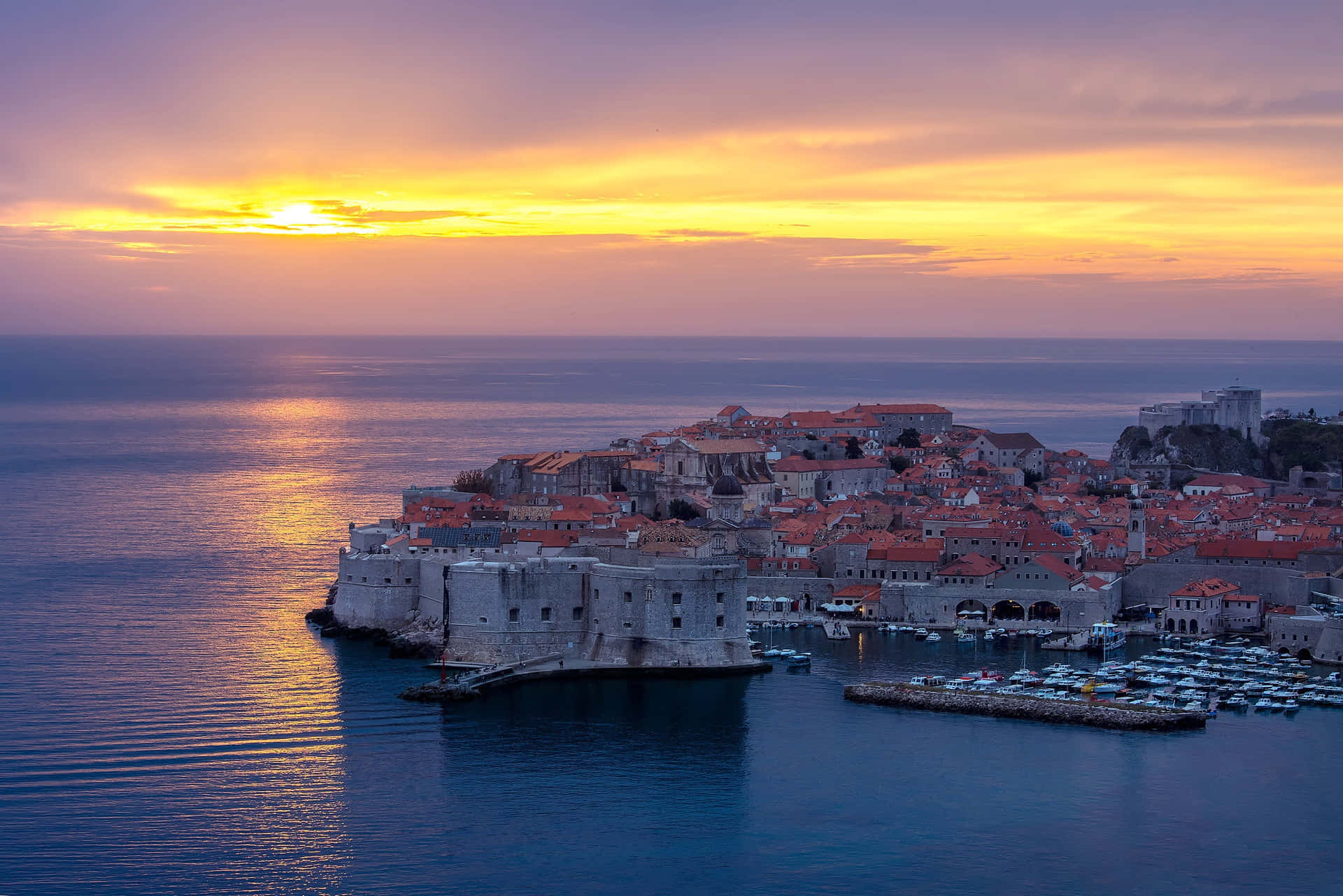 Dubrovniky El Escenario Del Cielo Al Atardecer. Fondo de pantalla