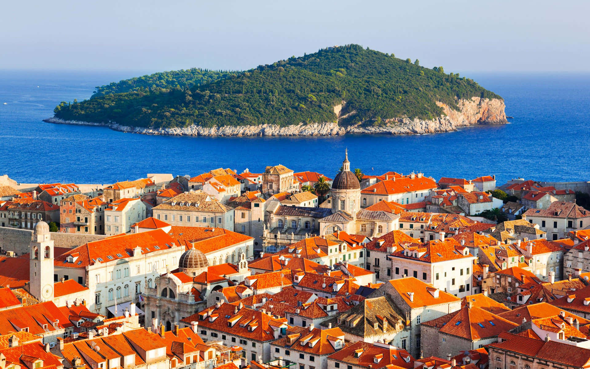 View: Viser byen Dubrovnik med udsigt over en ø. Wallpaper