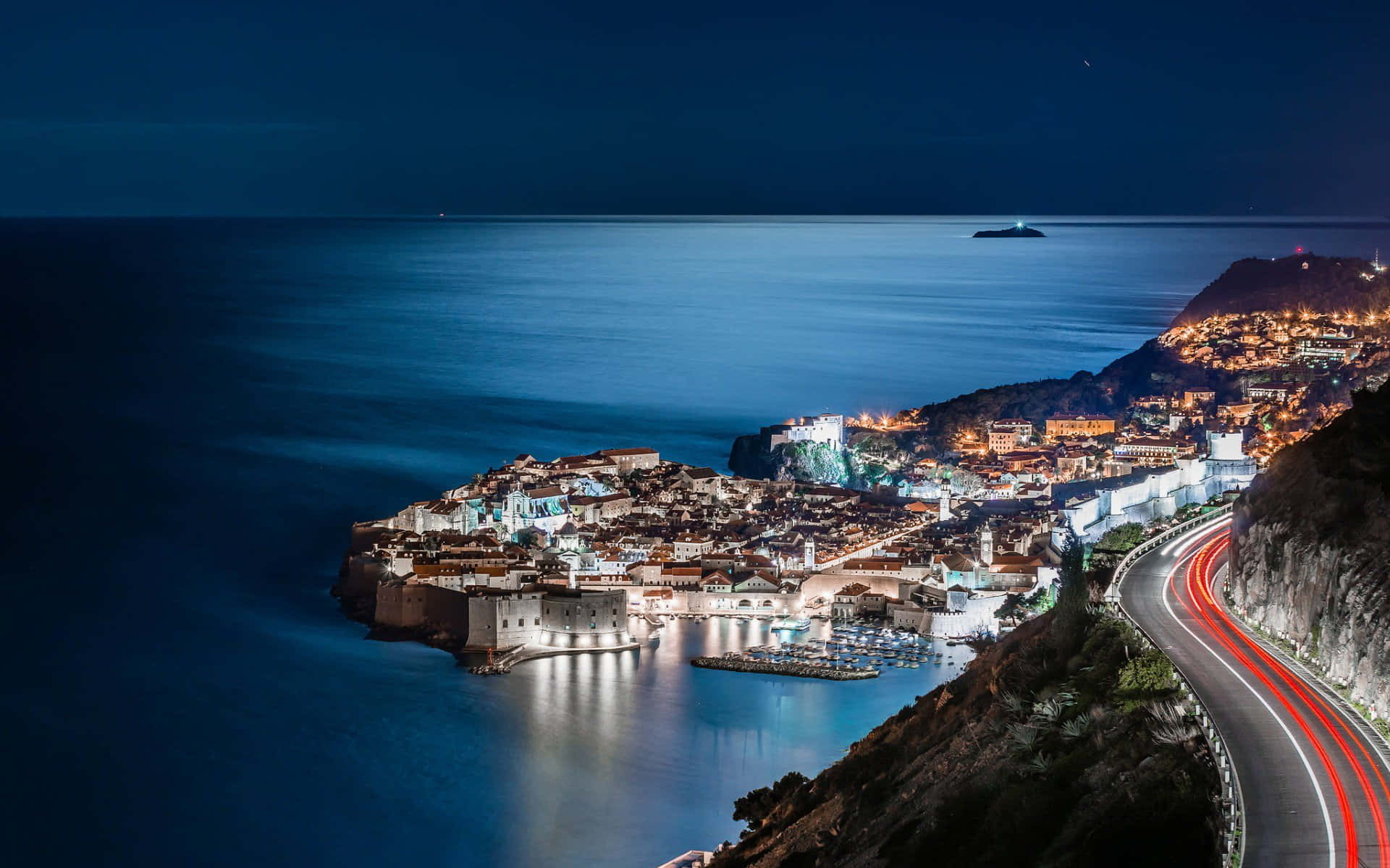 Scene Tapet: Se Dubrovnik City Lights I Den Natlige Scene Tapet. Wallpaper