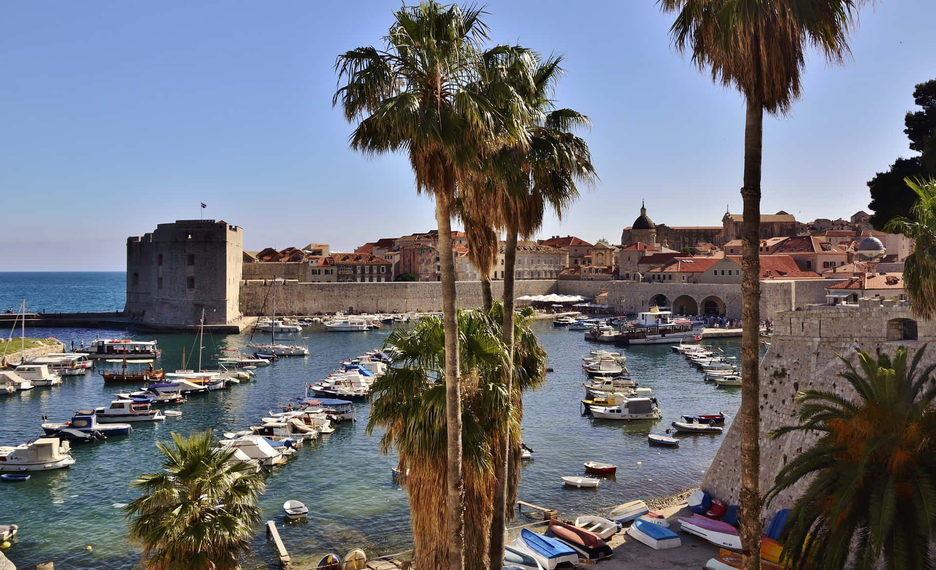 Portodella Città Di Dubrovnik Riempito Di Barche Sfondo