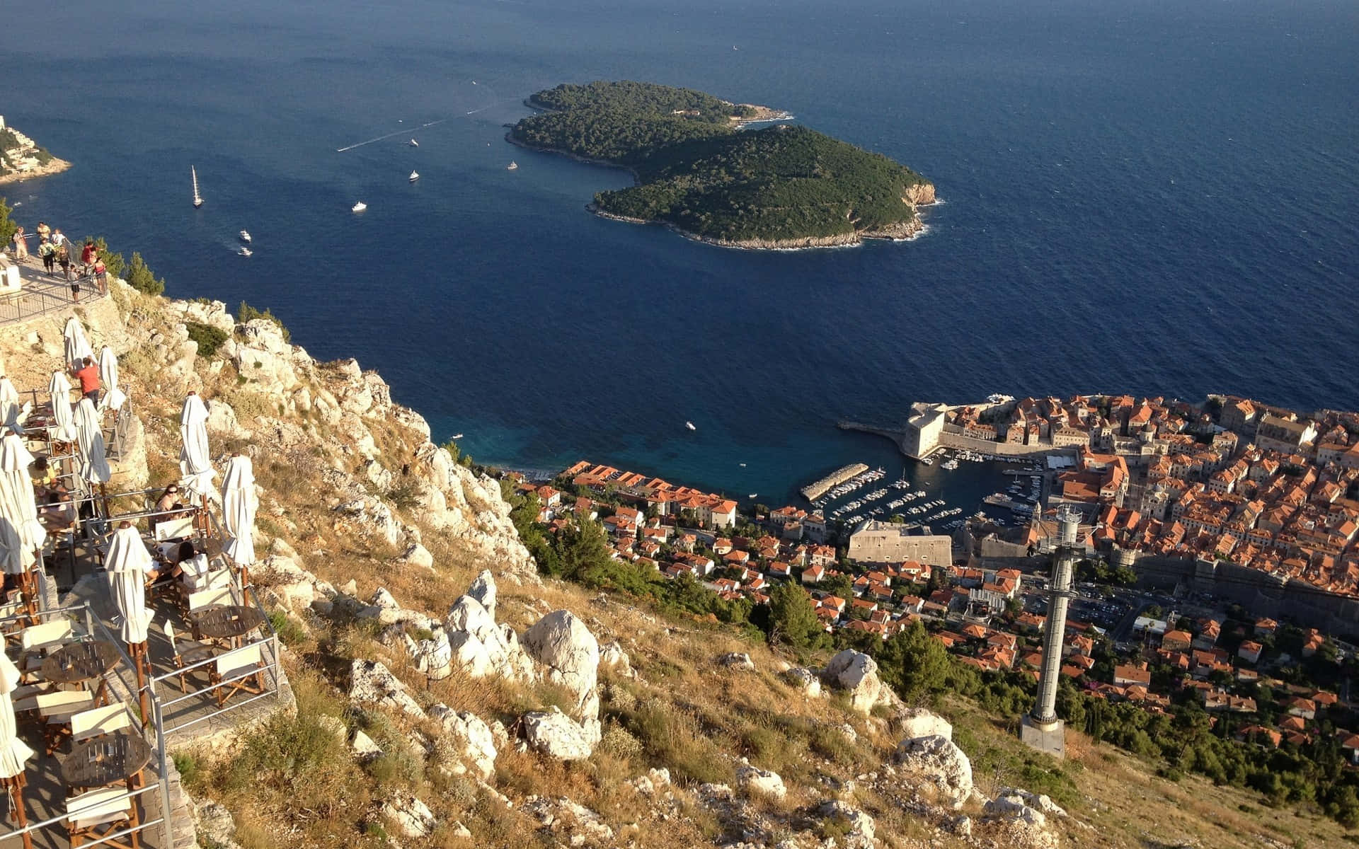 Splendidavista Della Storica Città Di Dubrovnik Arroccata Su Una Ripida Montagna Sfondo